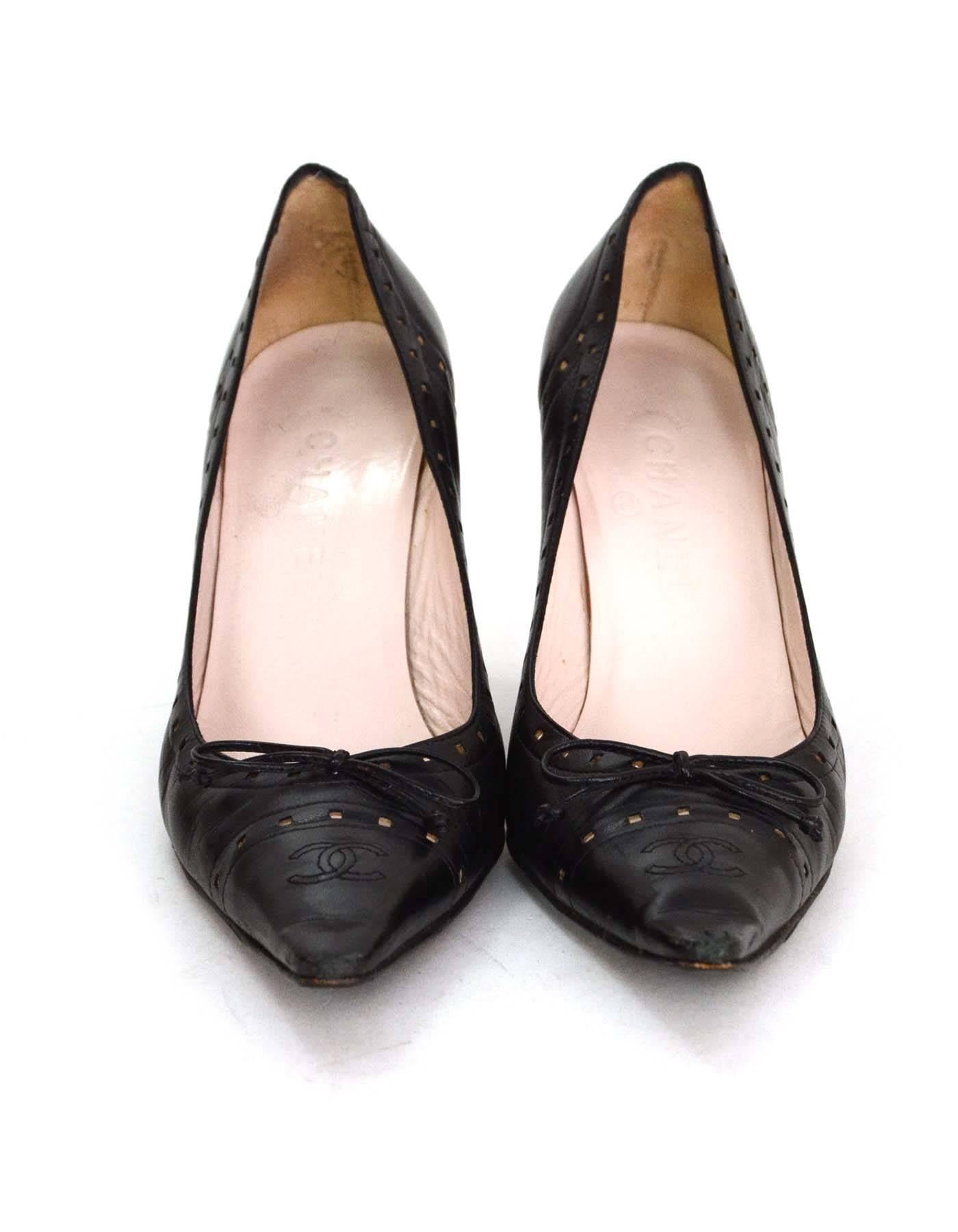 Chanel Perforated Black Pointed Toe Pumps Sz 38.5 In Good Condition In New York, NY