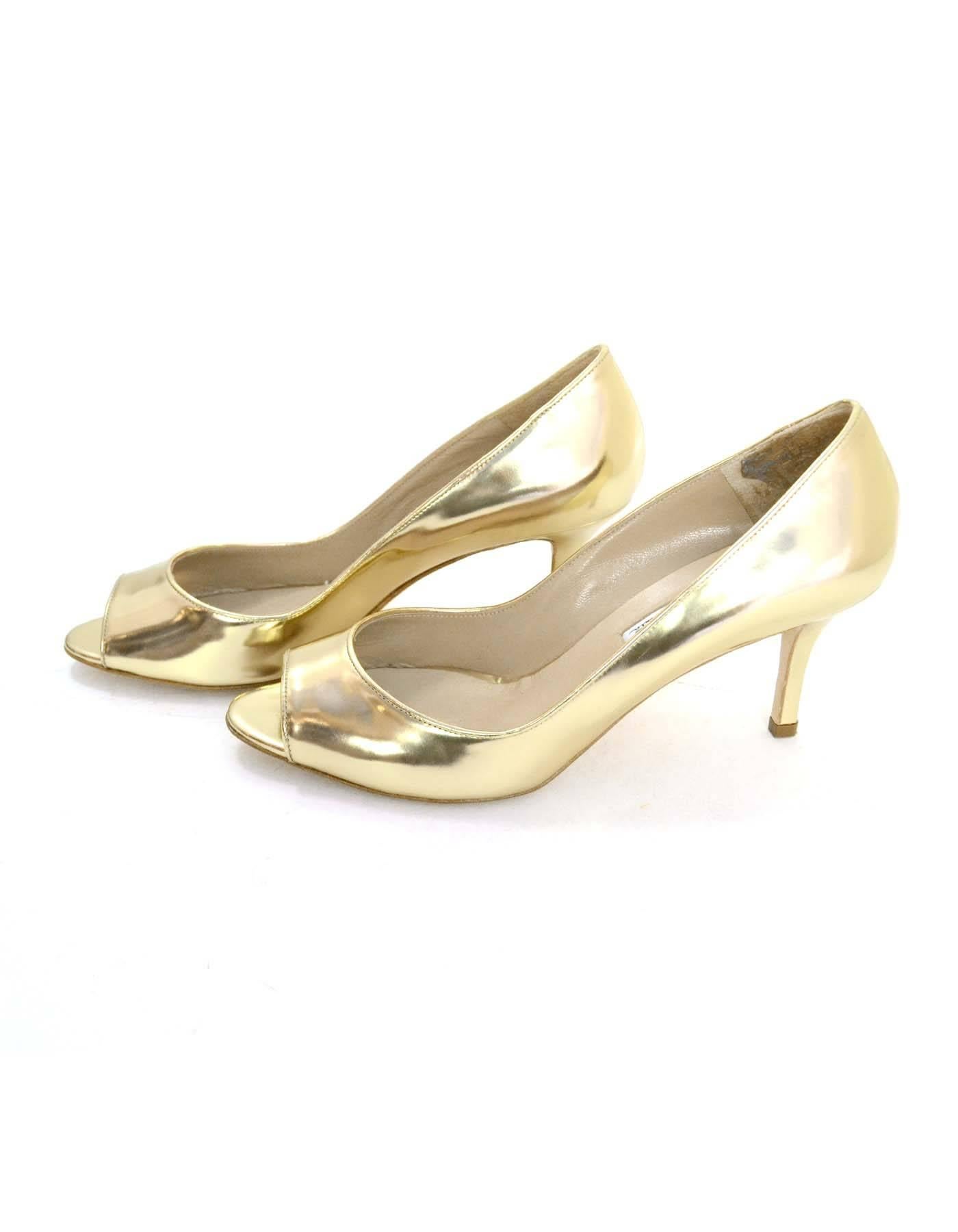 Oscar De La Renta Gold Open Toe Pumps Sz 39.5

Made In: Italy
Color: Gold
Materials: Leather
Closure/Opening: Slide on
Sole Stamp: Oscar de la Renta made in Italy 39.5
Overall Condition: Excellent pre-owned condition with the exception of