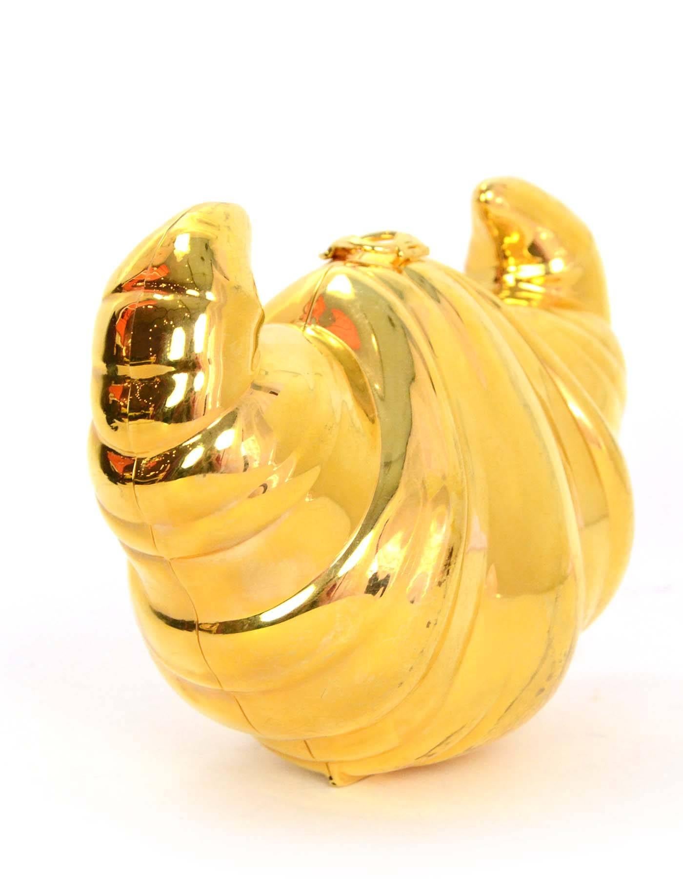 Charlotte Olympia Gold Croissant Abendtasche 
Mit optionalem Schultergurt aus Kettengliedern
Hergestellt in: Italien
Farbe: Goldtone
Hardware: Goldtone
MATERIALIEN: Metall
Innenfutter: Rosa Seidenmischung
Verschluss/Öffnung: Scharnieröffnung