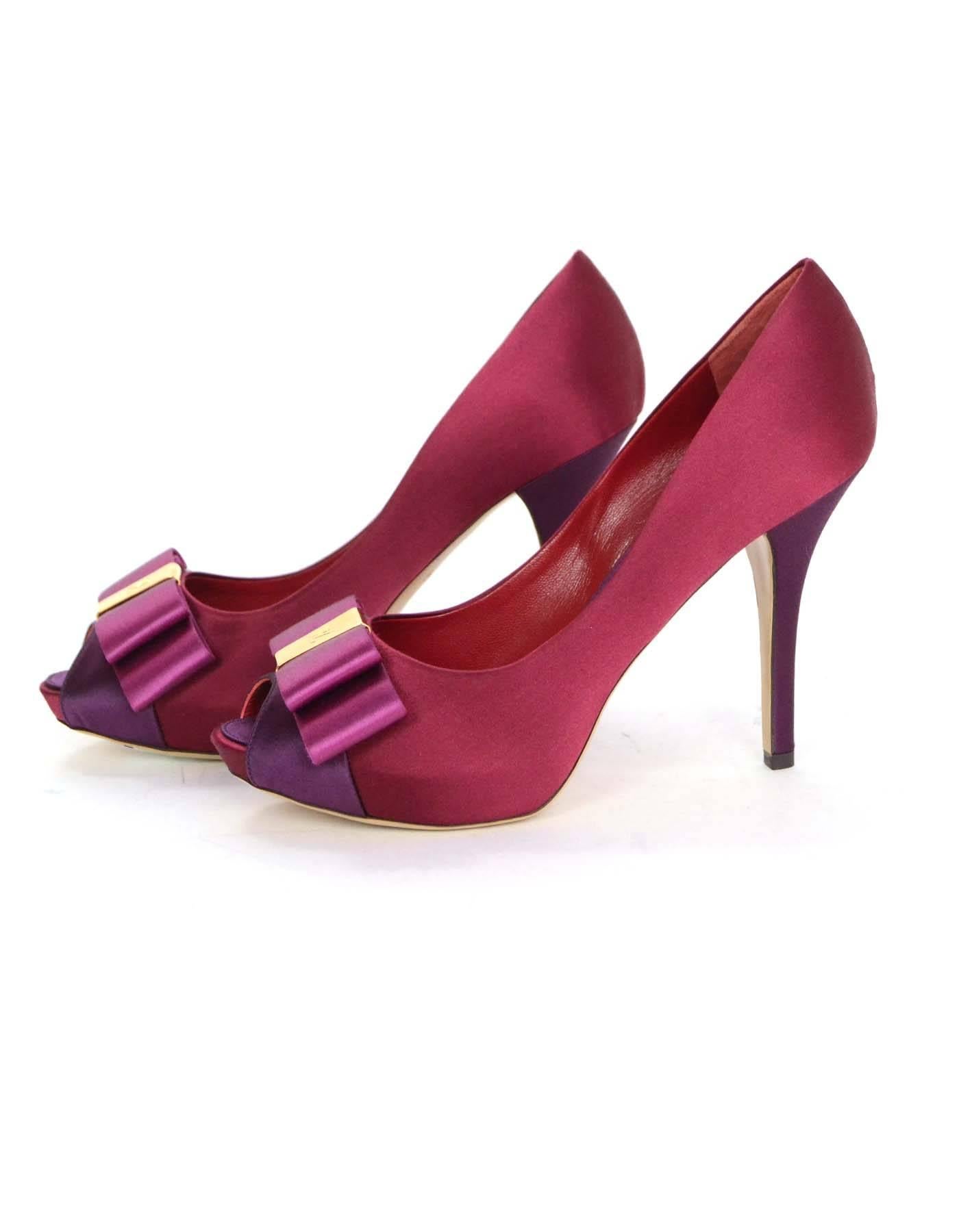 Louis Vuitton Burgundy Satin Peep Toe Pumps Sz 37.5
Features goldtone logo plate and bow at toes

Made In: Italy
Year of Production: 2010
Color: Burgundy
Materials: Satin and metal
Closure/Opening: Slide on
Sole Stamp: Made in Italy 37 1/2