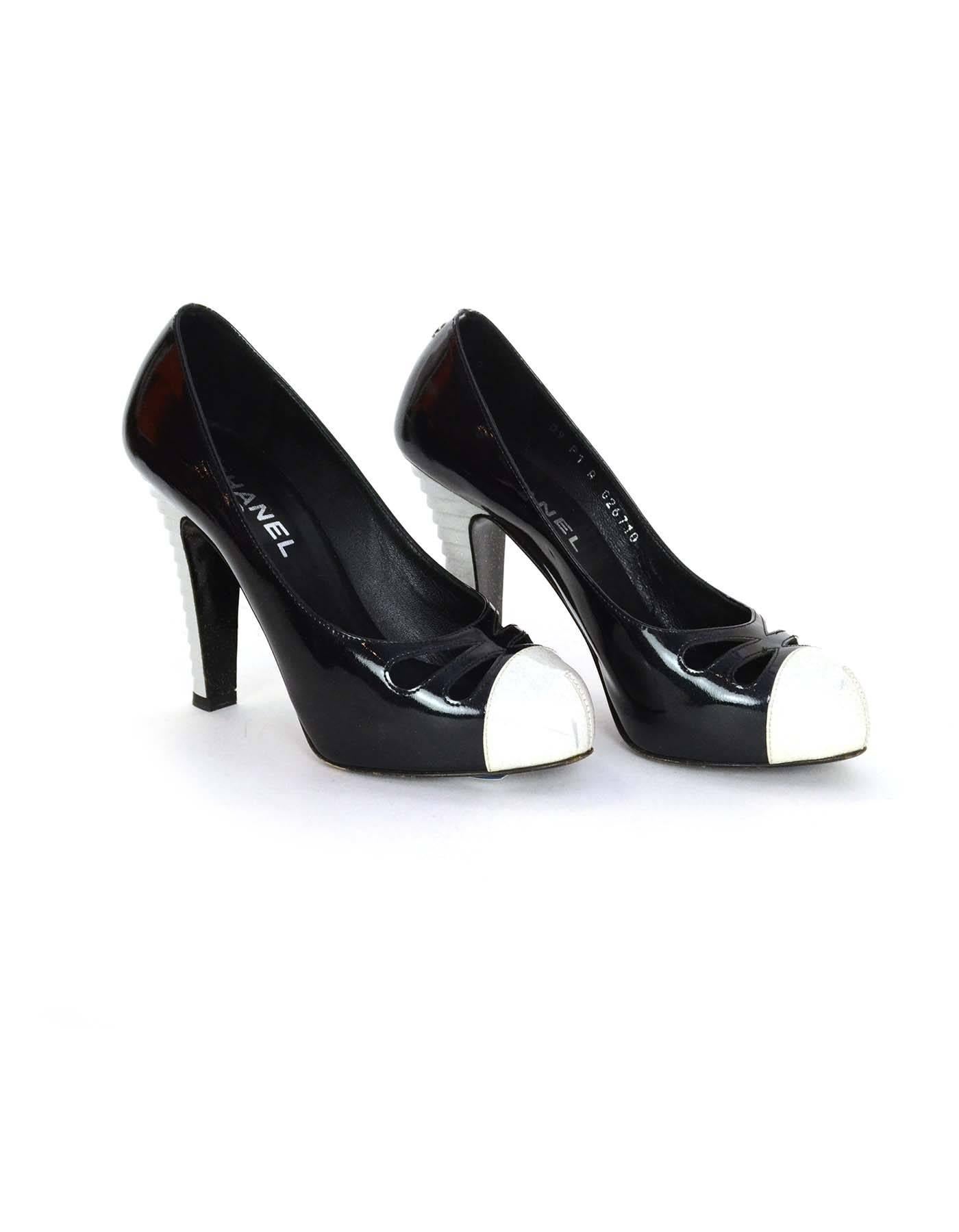 Chanel Black and White Glitter Patent Cap Toe Pumps Sz 38 In Excellent Condition In New York, NY