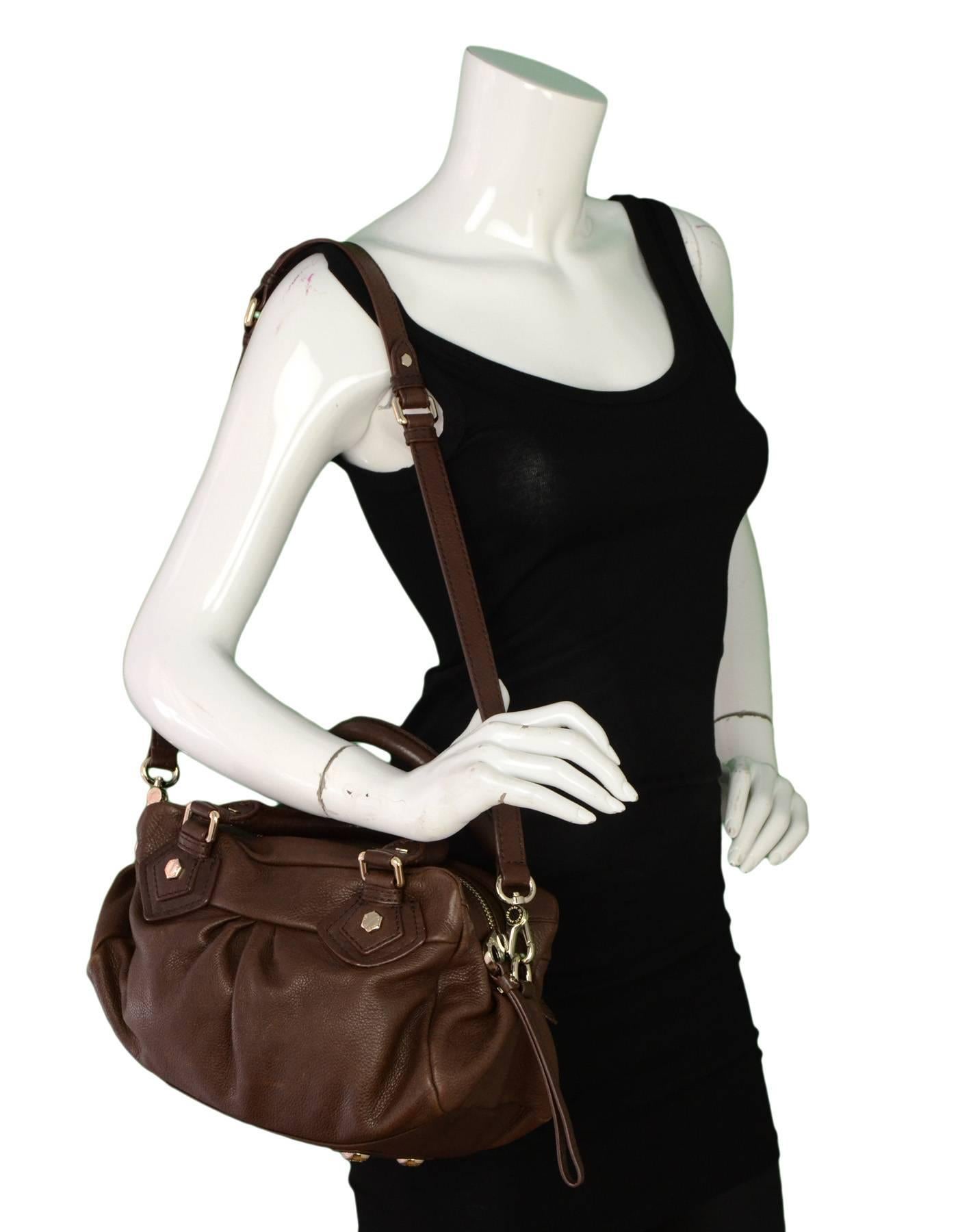 Marc by Marc Jacobs Classic Q Groovee Satchel

Color: Brown
Hardware: Silvertone
Materials: Leather 
Lining: Black and white textile
Closure/Opening: Zip across top
Exterior Pockets: None
Interior Pockets: One zipper pocket and two wall