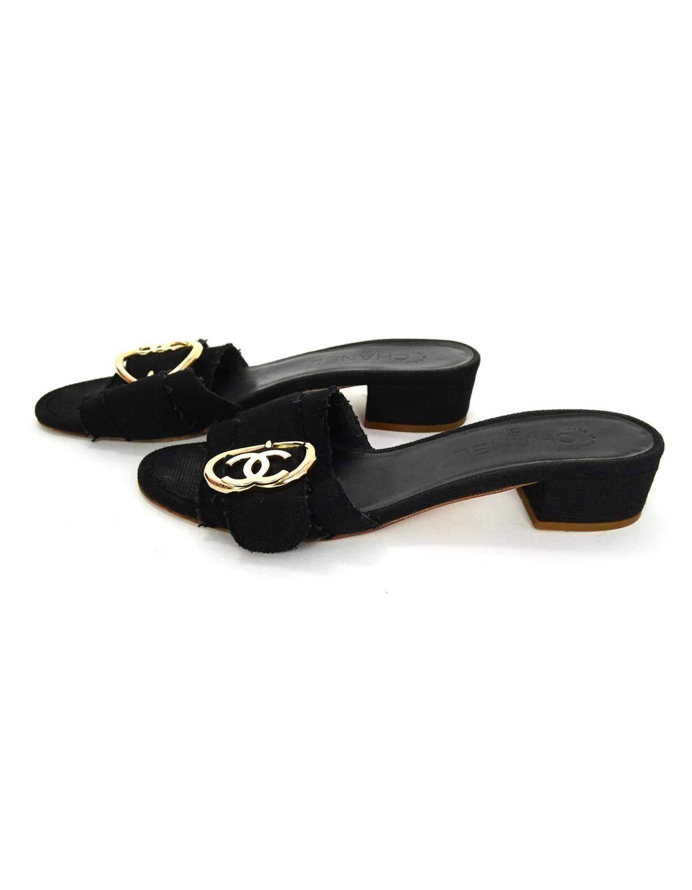 Chanel Black Linen Mules Sz 38.5

Features goldtone CC heart buckle

Made In: Italy
Color: Black and silver
Materials: Linen and metal
Closure/Opening: Slide on
Sole Stamp: CC Made in Italy 38.5
Overall Condition: Very good pre-owned