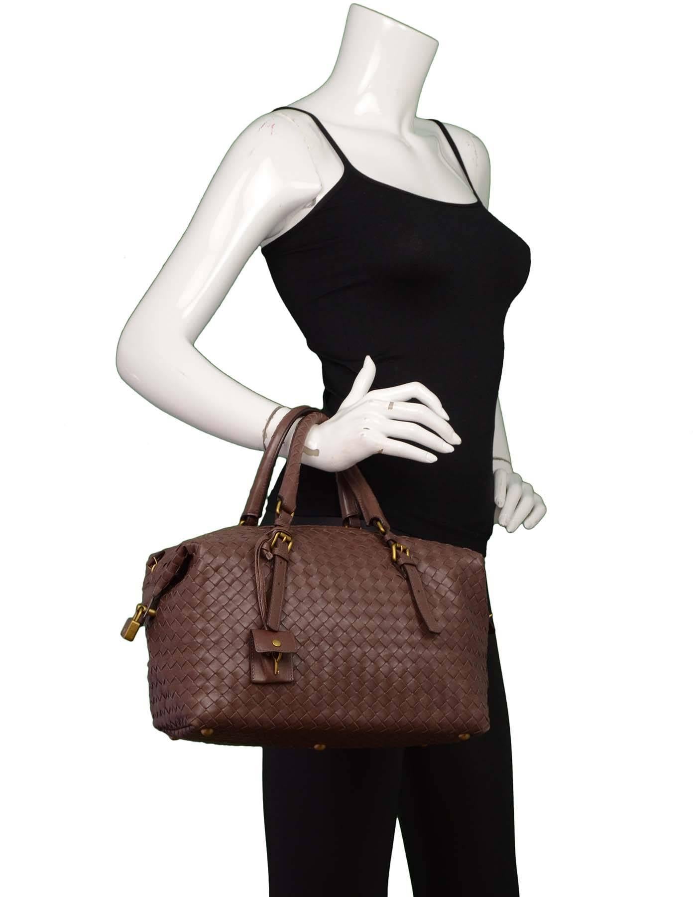 Bottega Veneta Brown Intrecciato Montaigne Bag

Made In: Italy
Color: Brown
Hardware: Antique goldtone
Materials: Leather
Lining: Grey suede
Closure/Opening: Zip top
Exterior Pockets: None
Interior Pockets: One zip pocket and one small wall