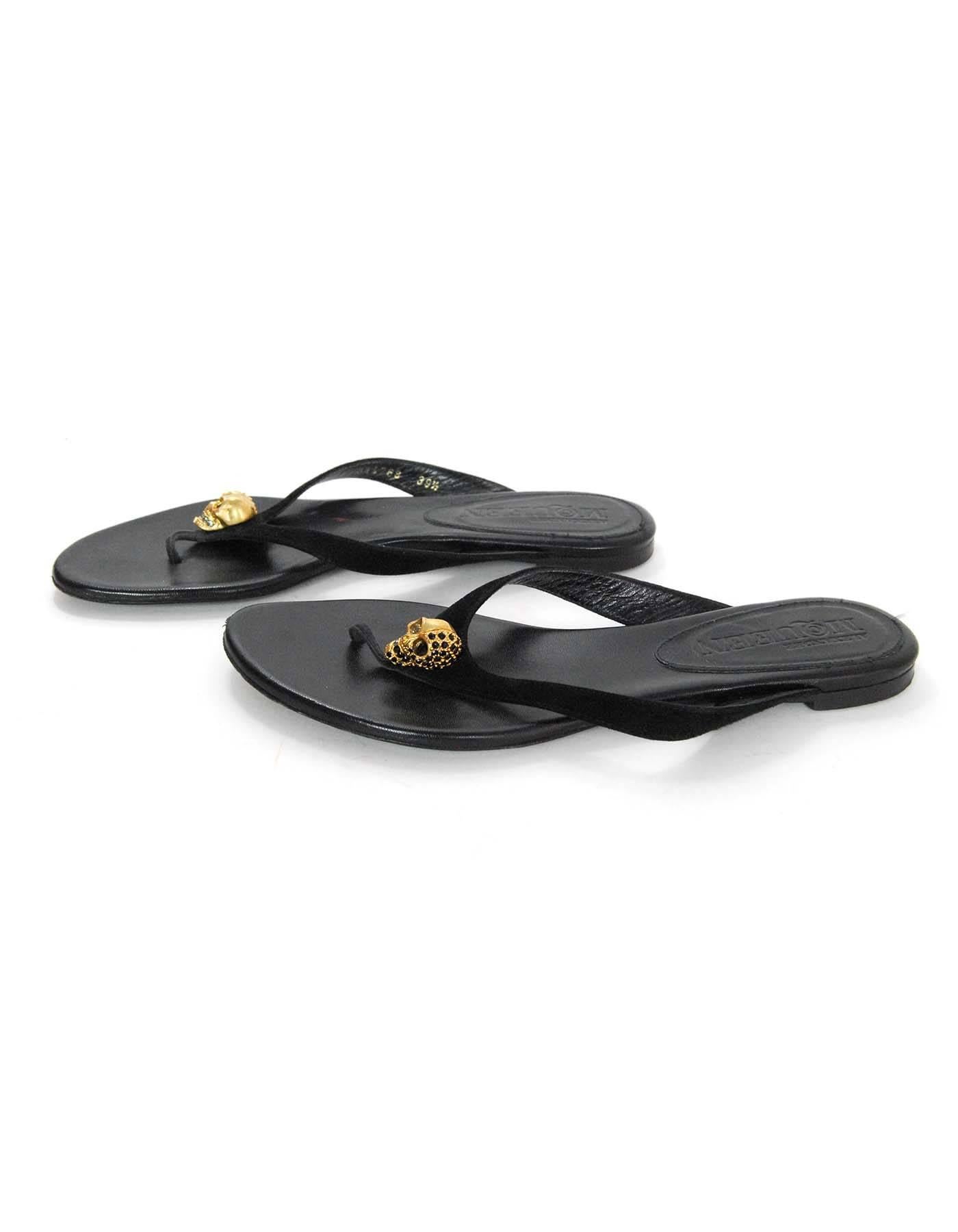 Alexander McQueen Black Suede Skull Sandals Sz 39.5

Features goldtone skull with black and white rhinestones

Made In: Italy
Color: Black and gold
Materials: Leather and suede
Closure/Opening: Slide on
Sole Stamp: Made in Italy 39.5 Vero