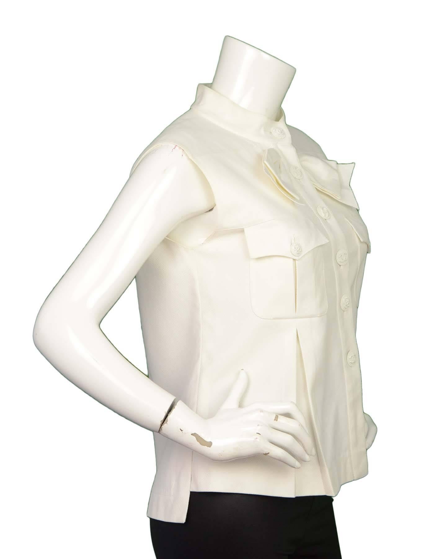 Chanel White Button-Up Top with Bow Sz 42

Features over sized fit and bow detail at neck

Made In: France
Year Of Production: 2009
Color: White
Composition: 97% Cotton, 3% Spandex
Lining: White textile
Exterior Pockets: Two front pockets