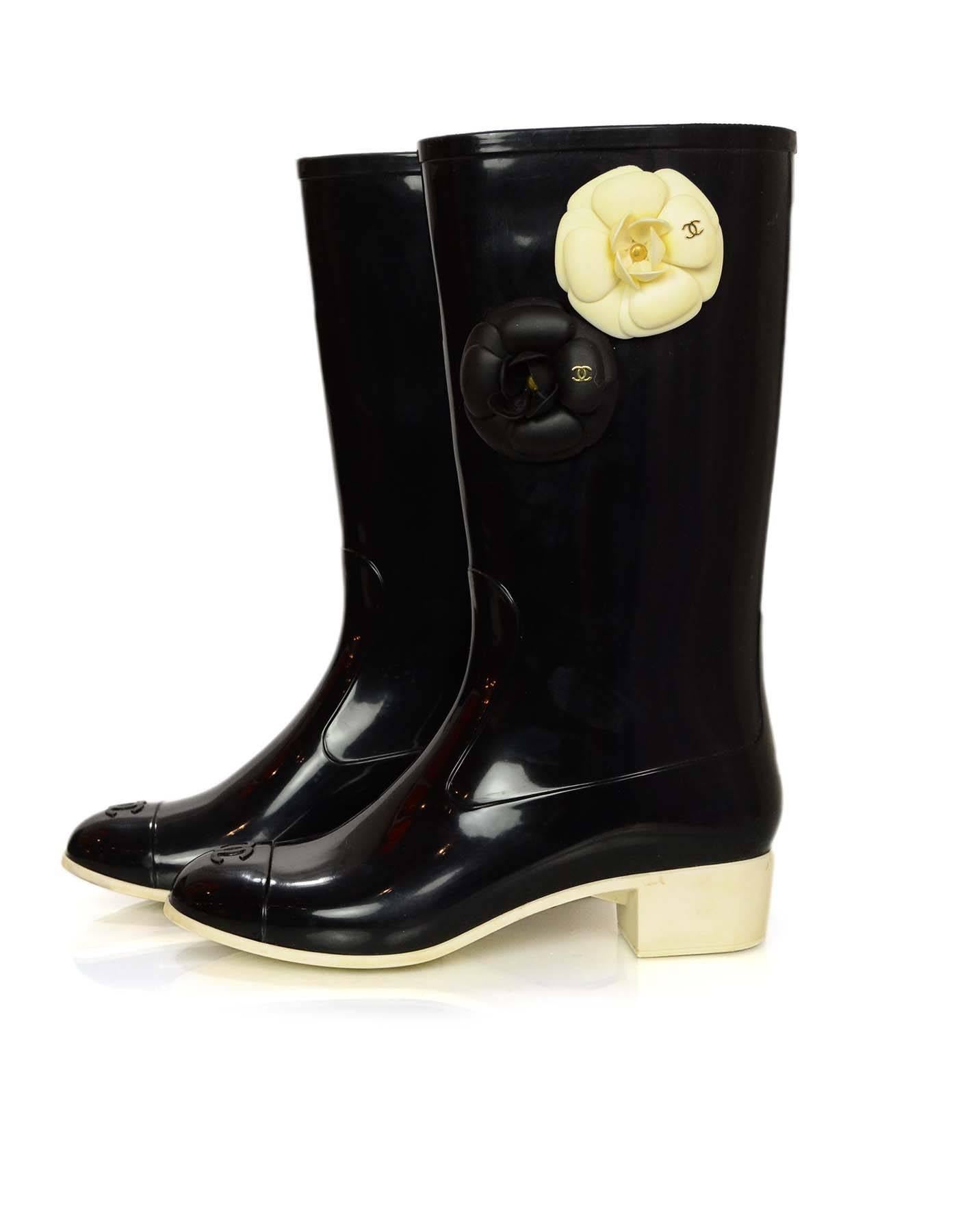 Chanel Black and White Camellia Rain Boots Sz 40
Features black and white camellia flowers

Made In: Italy
Color: Black and white
Materials: Rubber
Closure/Opening: Pull on
Sole Stamp: CC 40 made in italy
Overall Condition: Excellent