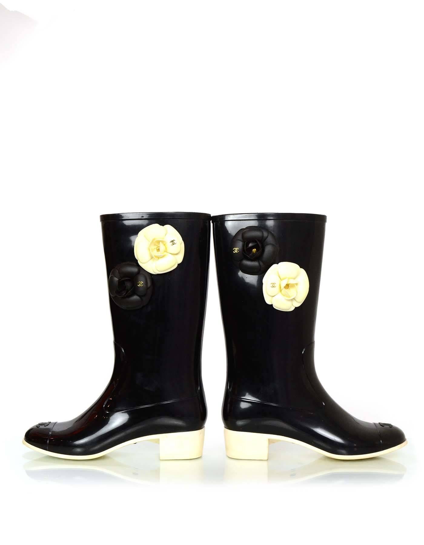 Chanel Black and White Camellia Rain Boots Sz 40 In Excellent Condition In New York, NY