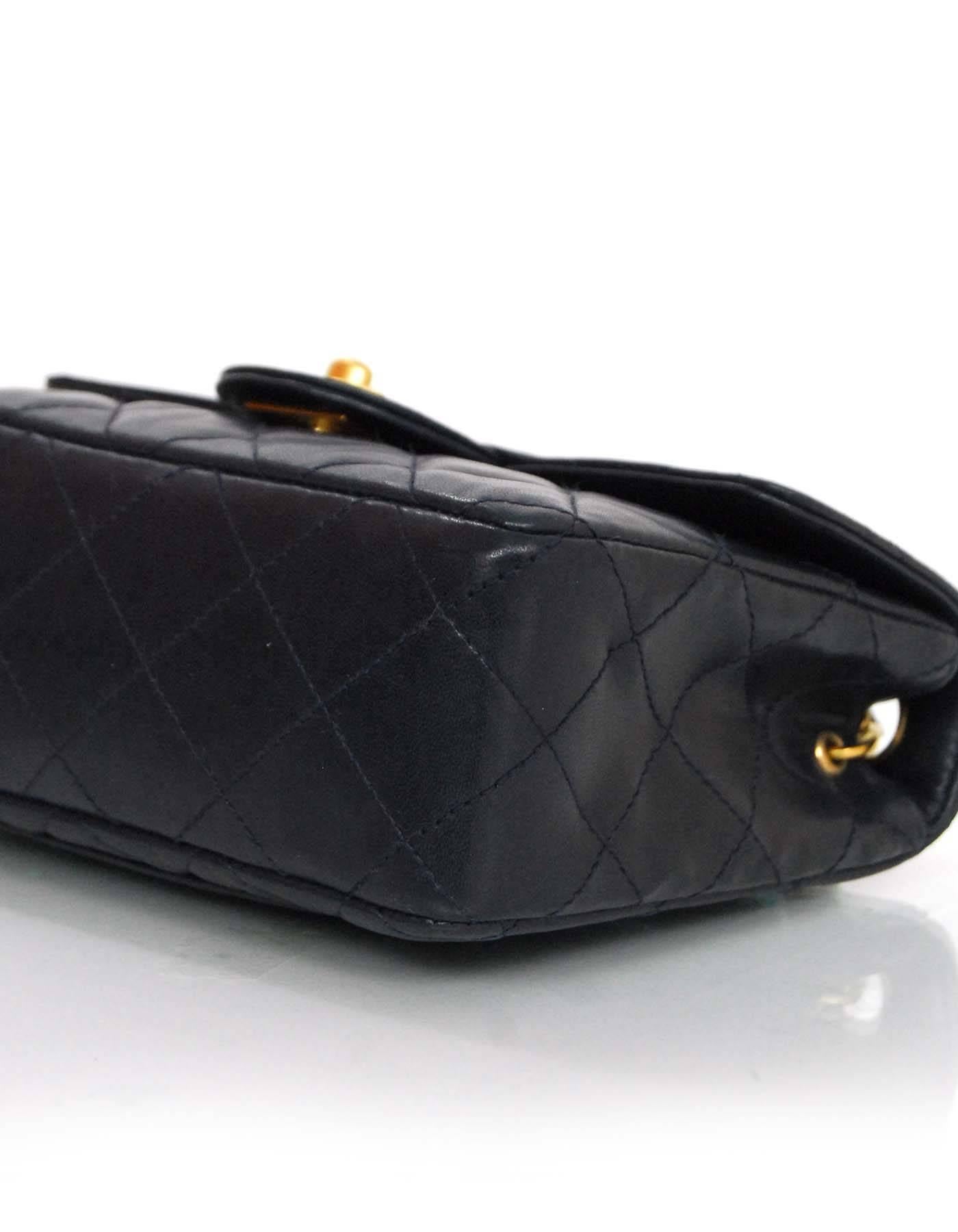 Chanel - Sac à main en cuir d'agneau marine matelassé à mini rabat carré Bon état à New York, NY