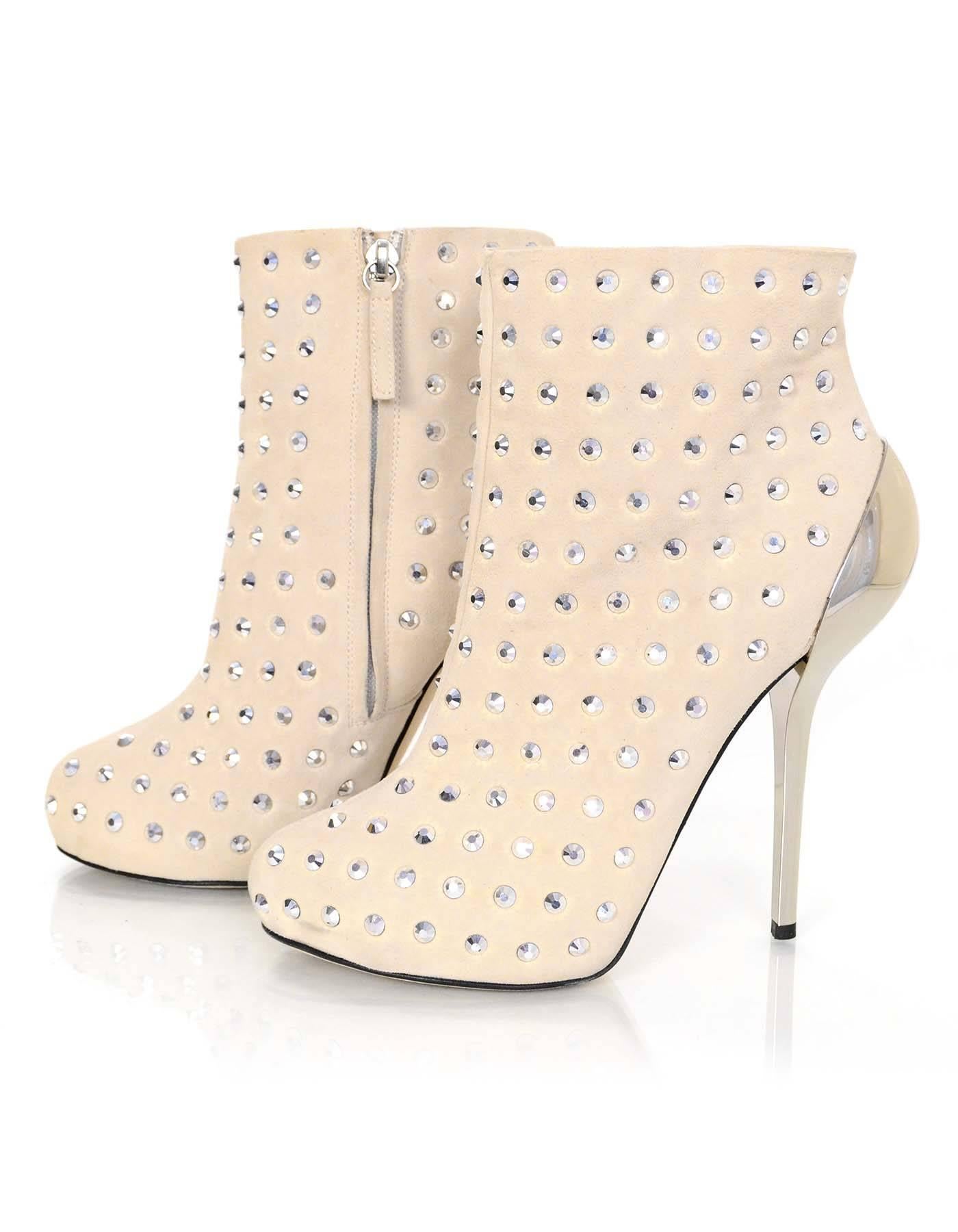 Giuseppe Zanotti Beige Studded Suede Ankle Boots Sz 38

Features silvertone studding throughout and chrome heels

Made In: Italy
Color: Beige, silver
Materials: Suede, metal
Closure/Opening: Side zip closure
Sole Stamp: Vero cuoio made in