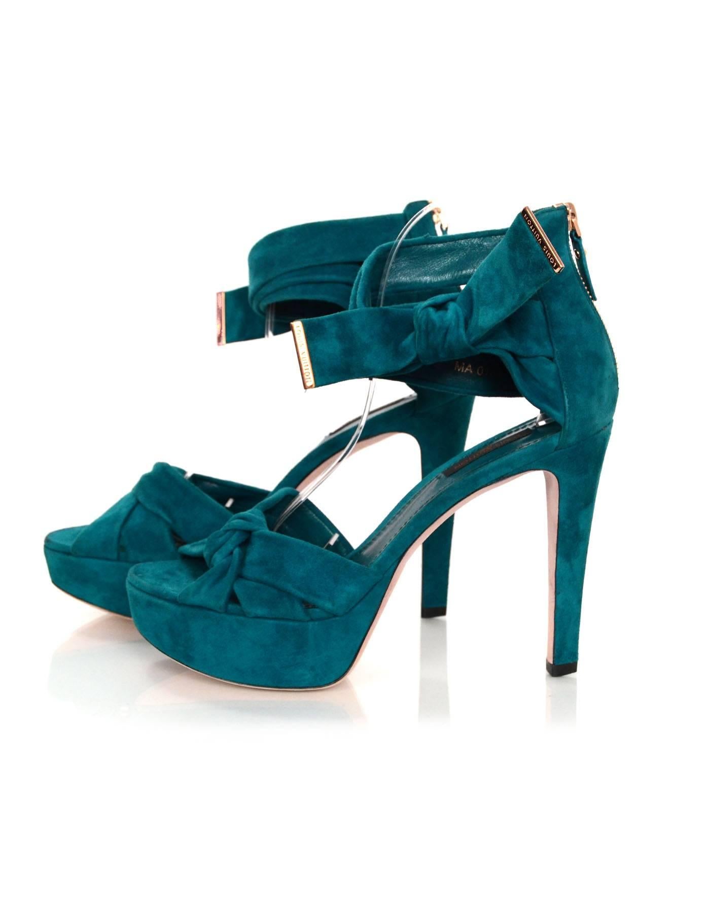 Louis Vuitton Teal Suede Sandals Sz 38
Features bow detail at ankles

Made In: Italy
Color: Teal
Materials: Suede
Closure/Opening: Zipper closure at back of ankle
Sole Stamp: LV 38 Made in Italy
Overall Condition: Excellent pre-owned