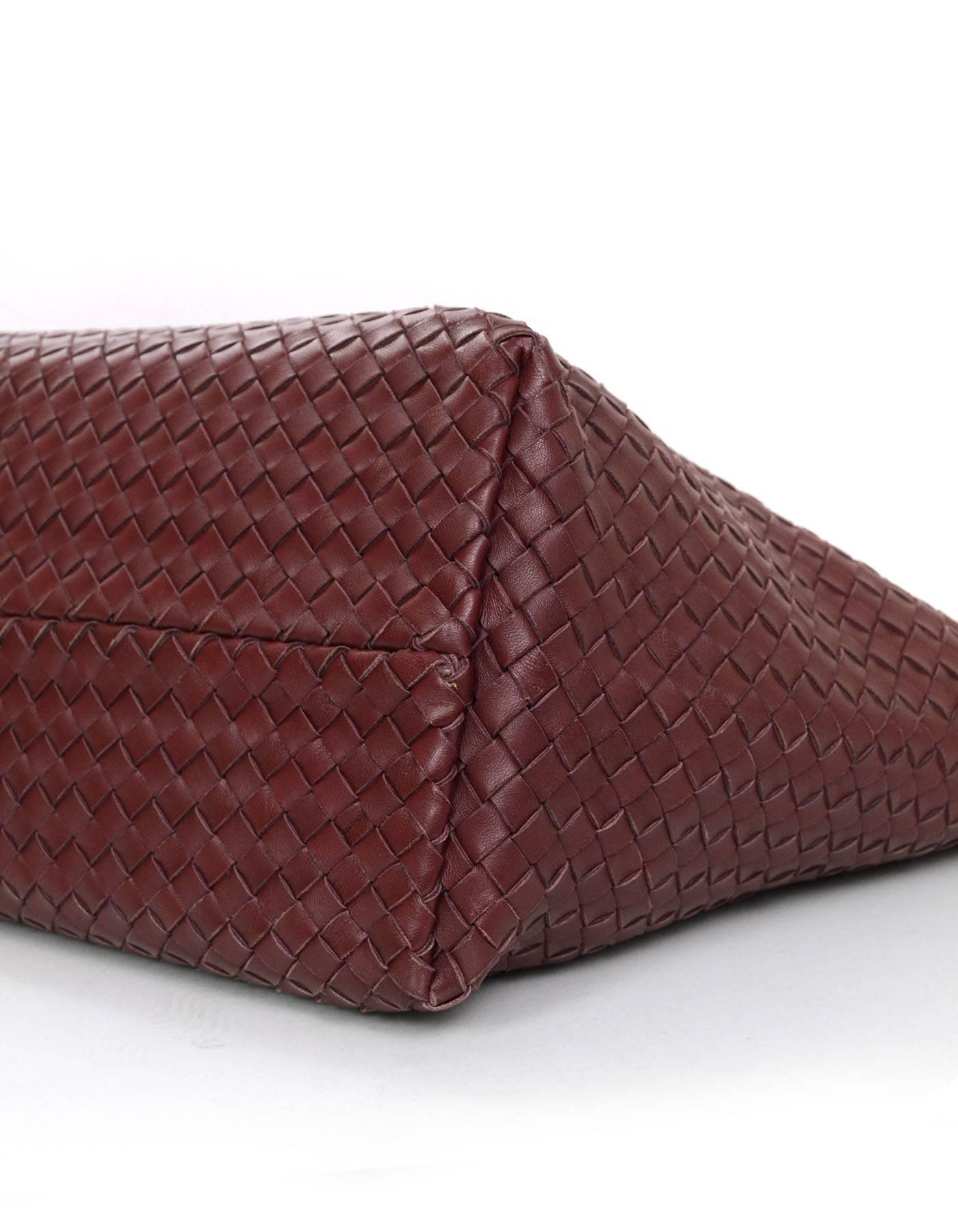 100% Authentic Bottega Veneta Burgundy Hand Woven Medium Cabat Tote.  This hand made bag is Bottega's classic staple. 

Made In: Italy
Year of Production: 2016
Color: Barolo burgundy
Hardware: Silvertone (not visible)
Materials: Leather
Lining: No