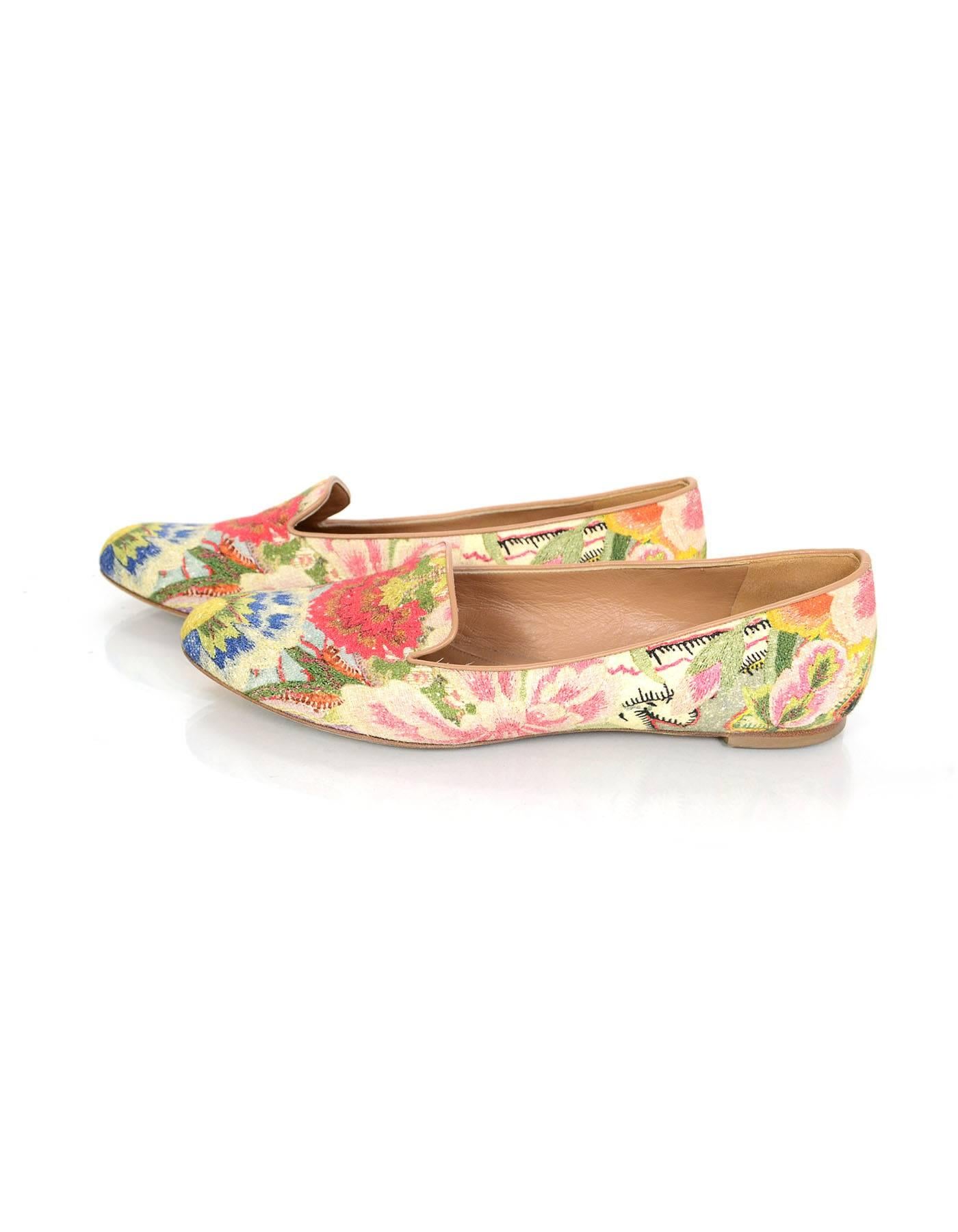 100% Authentic Alexander McQueen Loafers
Features multicolor floral print with nude leather trim.
Made In: Italy
Color: Red, yellow, blue, ivory, black, nude
Materials: Fabric and leather
Closure/Opening: Slide on
Sole Stamp: Made in Italy