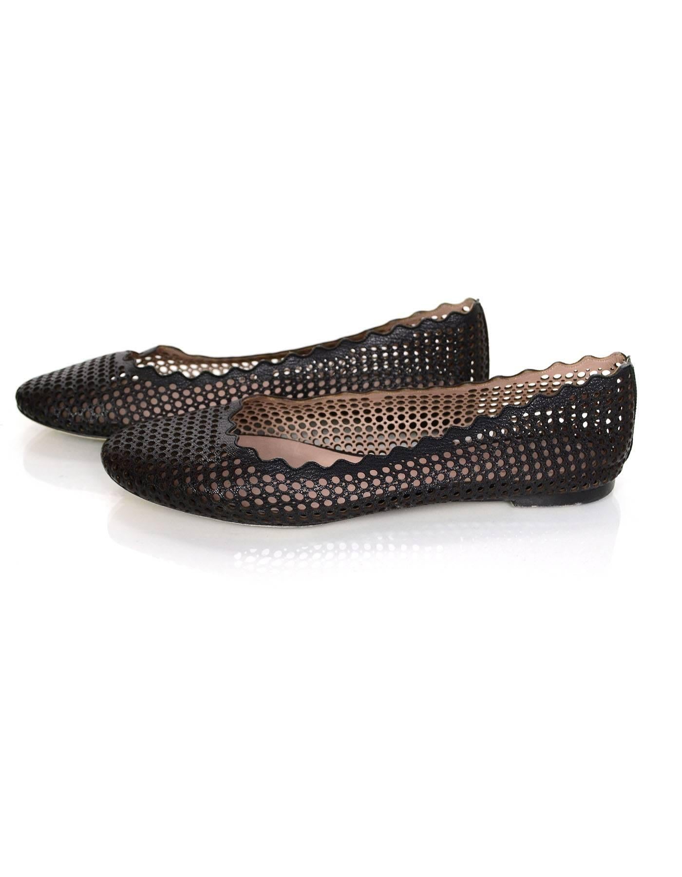 100% Authentic Chloe black leather Lauren flats sz 40 with perforated scalloped trim

Made In: Italy
Color: Black
Materials: Leather
Closure: Slip on
Sole Stamp: Chloe Made in Italy 40
Retail Price: $475 + tax
Overall Condition: Excellent