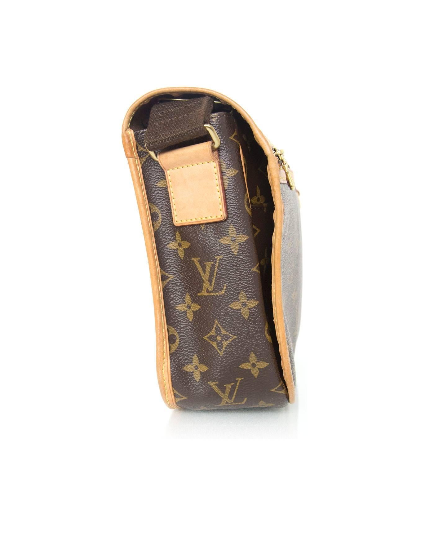 Louis Vuitton Monogram Bosphore PM Messenger Bag
Features Tan leather piping

Made In: France
Year of Production: 2009
Color: Brown and tan
Hardware: Goldtone
Materials: Leather and coated canvas
Lining: Brown canvas
Closure/Opening: Flap