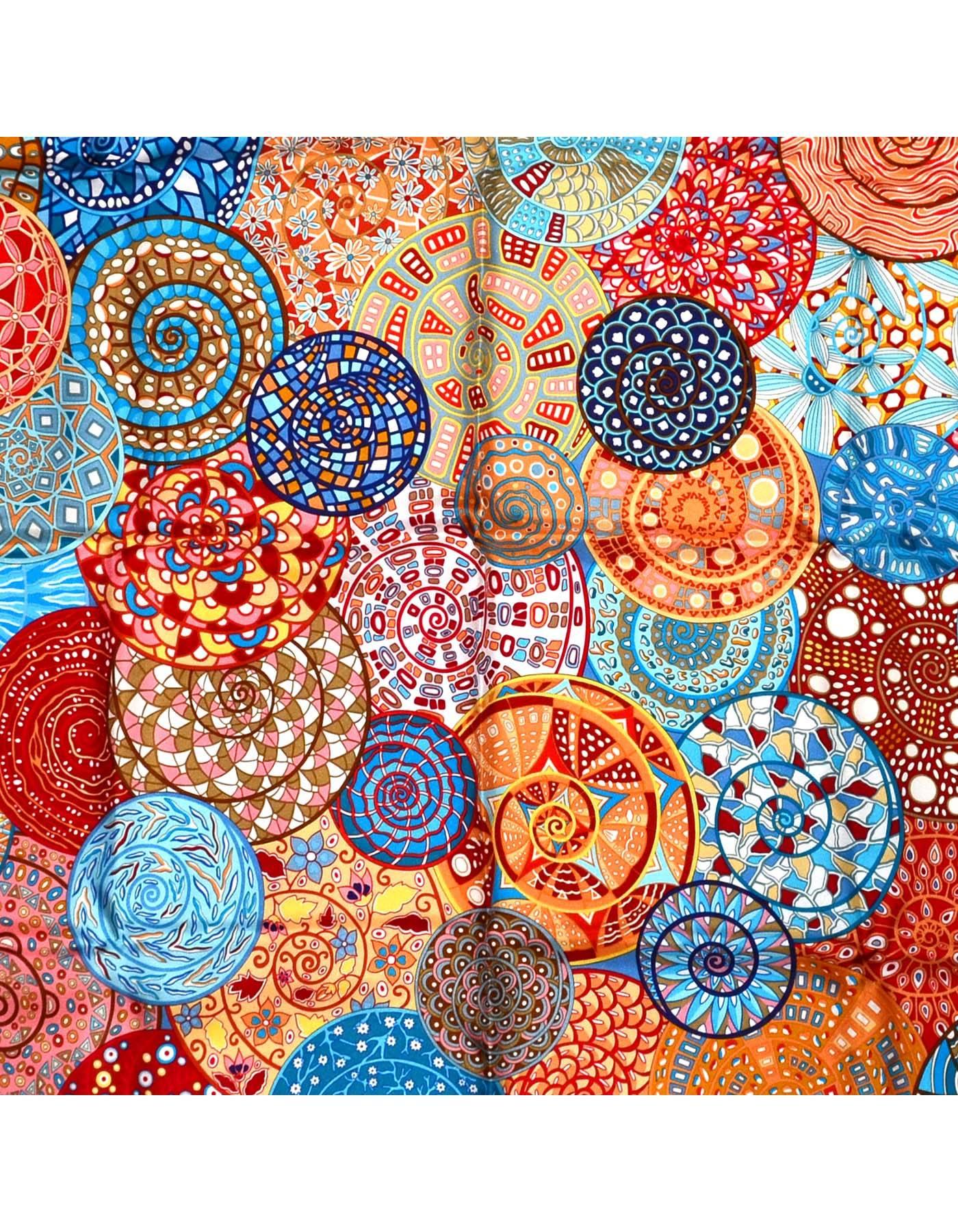 100% Authentique Hermès Reves d'Escargot Foulard en soie 90 cm. Le motif de l'escargot se décline en orange, rouge et bleu. Fabriqué en soie avec des bords roulés. Livré dans une boîte avec l'étiquette originale. Excellent état d'occasion, comme
