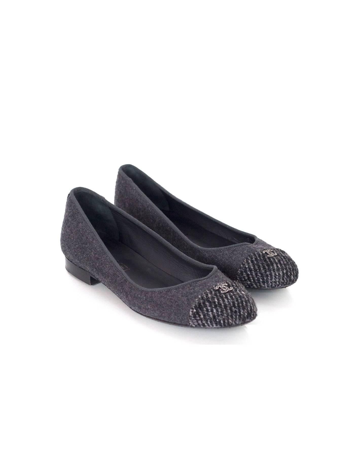 Chanel Grey Felted Ballet Flats sz 37 In Excellent Condition In New York, NY