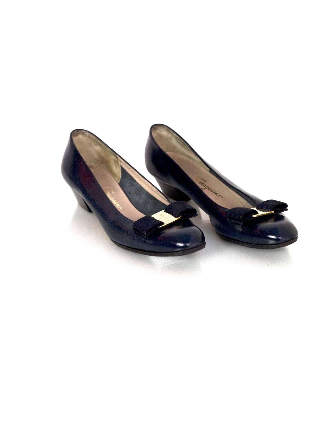 Salvatore Ferragamo Navy Leather Kitten Heels w/ Bow sz US7 In Excellent Condition In New York, NY