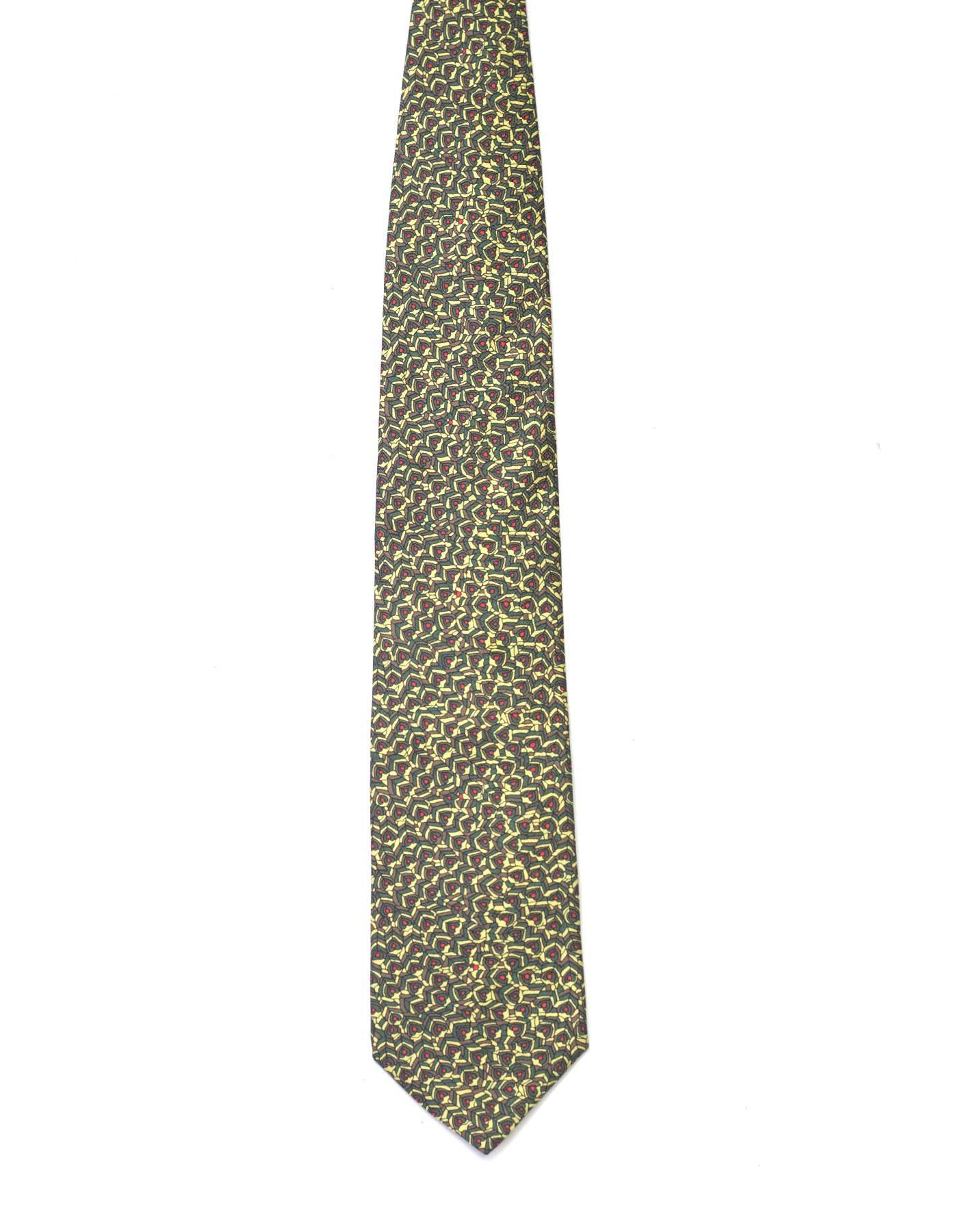 Bottega Veneta Green Feather Printed Silk Tie

Made In: Italy
Color: Green, yellow and red
Composition: 100% silk
Overall Condition: Excellent pre-owned condition
Measurements: 
Length: 55"
Width: 1.5"-3.5"