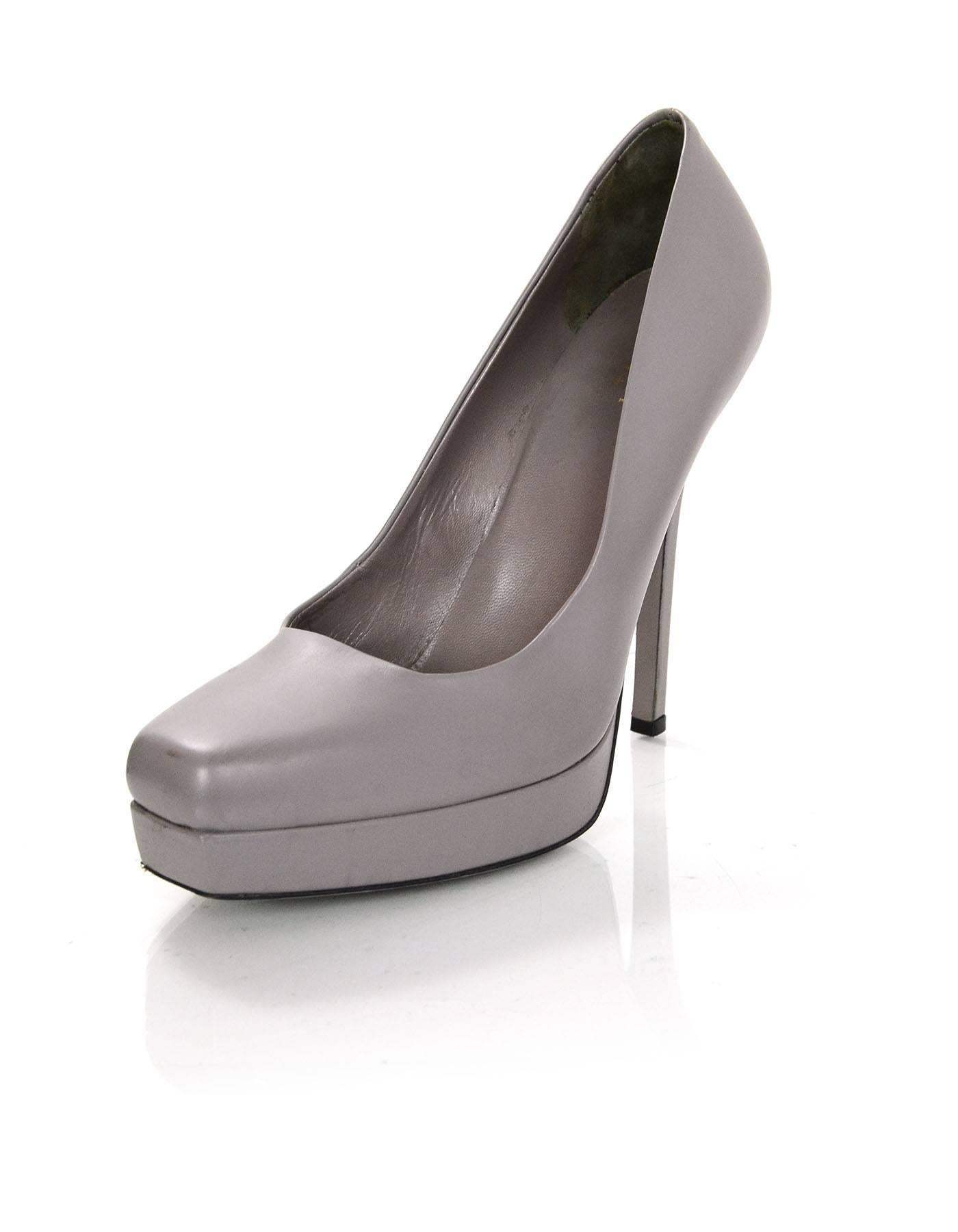 Gucci Grey Platform Pumps Sz 40
Features square toes

Made In: Italy
Color: Grey
Materials: Leather
Closure/Opening: Slide on
Sole Stamp: Gucci Made in Italy 40
Overall Condition: Excellent pre-owned condition with the exception of light wear at