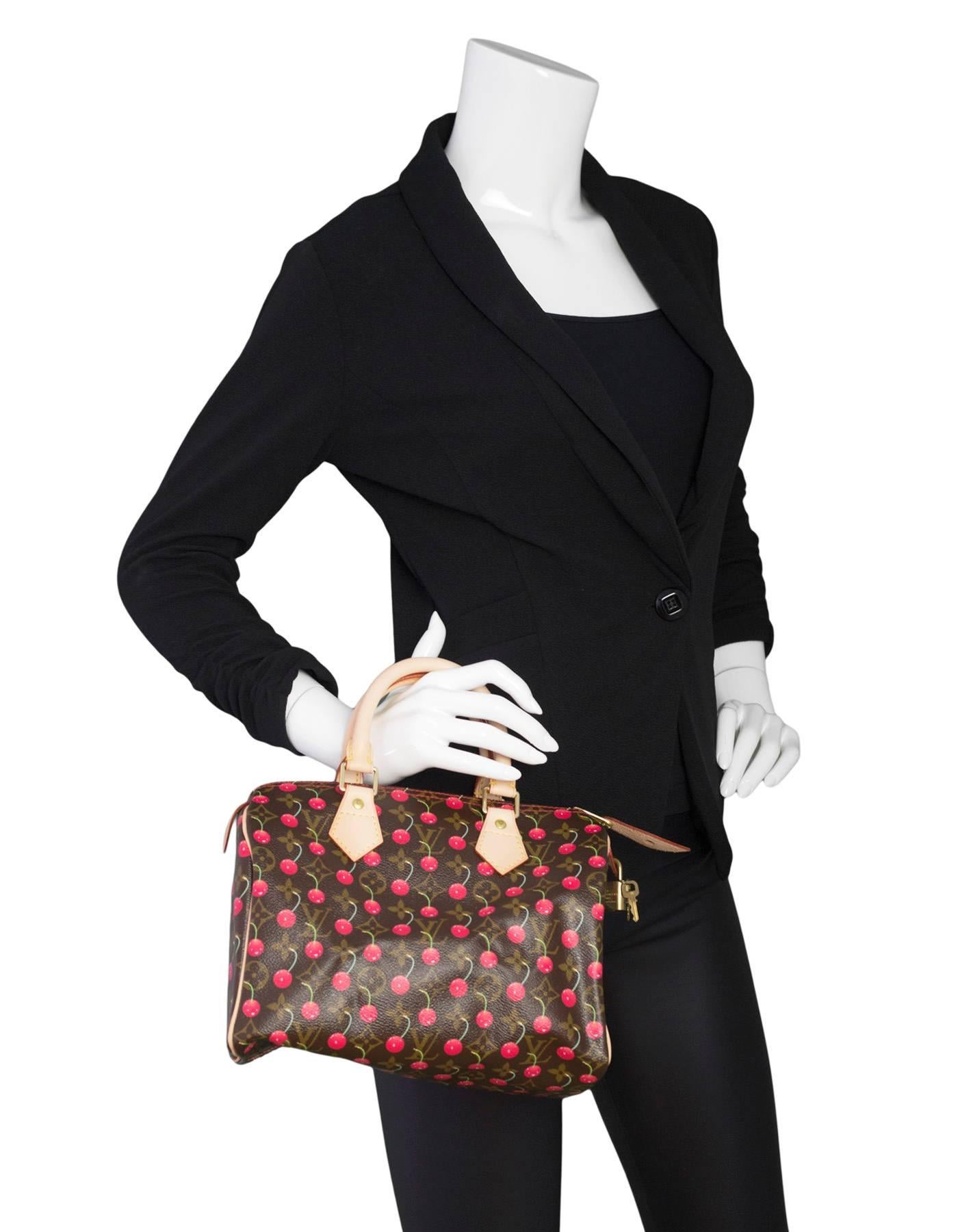 Bolso Louis Vuitton Monograma Cereza Cerises Speedy 25

Edición limitada de Primavera/Verano 2005. Diseñadas por el artista neopop japonés Takashi Murakami y en colaboración con Marc Jacobs, se utilizan más de 15 pigmentos diferentes para obtener el
