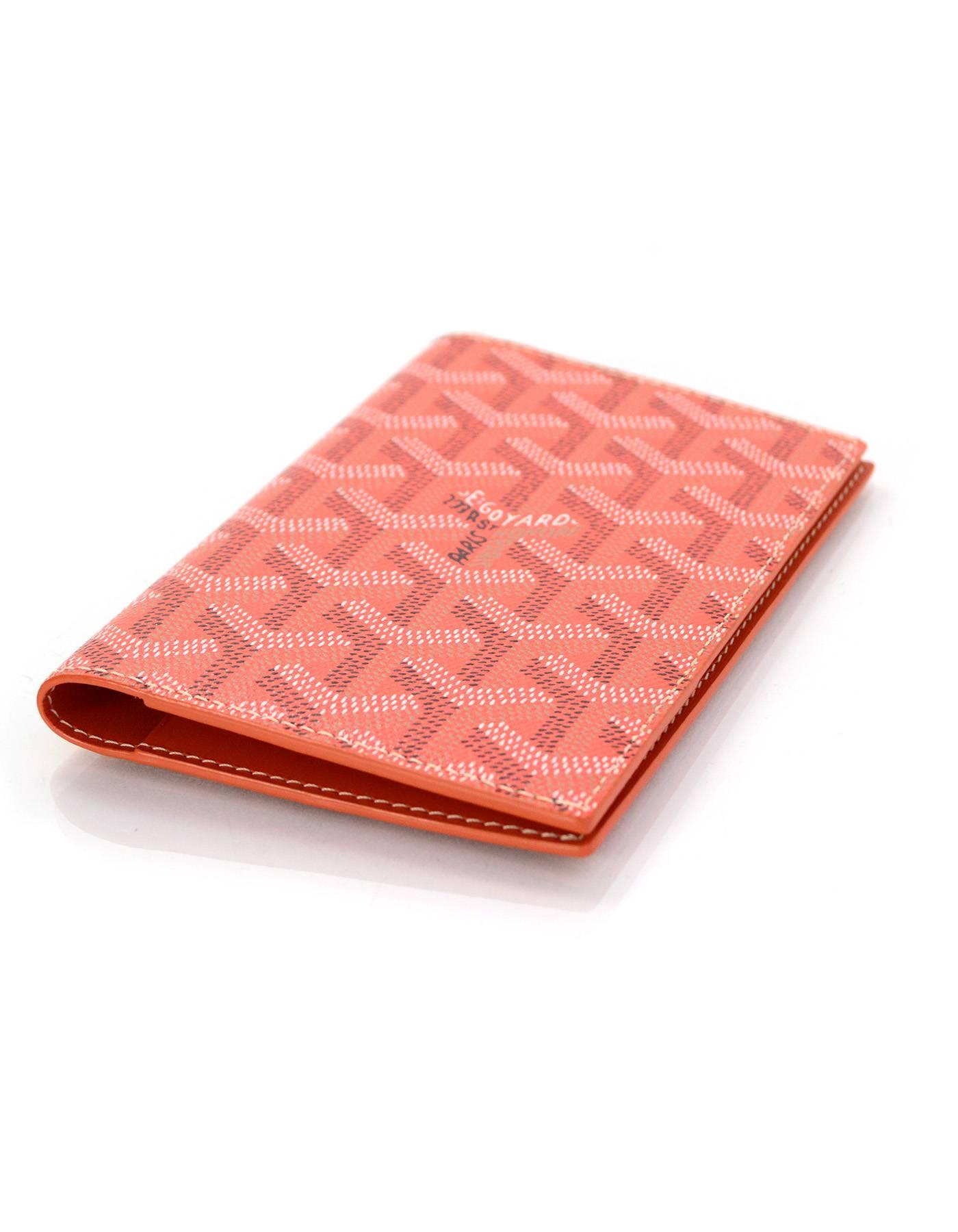 Porte-passeport Goyard Orange Grenelle 

Made In : France
Couleur : Orange:: blanc et noir
Matériaux : Toile enduite
Doublure : Cuir orange
Fermeture/ouverture : Bi-fold
Poches extérieures : Aucun
Poches intérieures : Cinq fentes pour cartes:: un