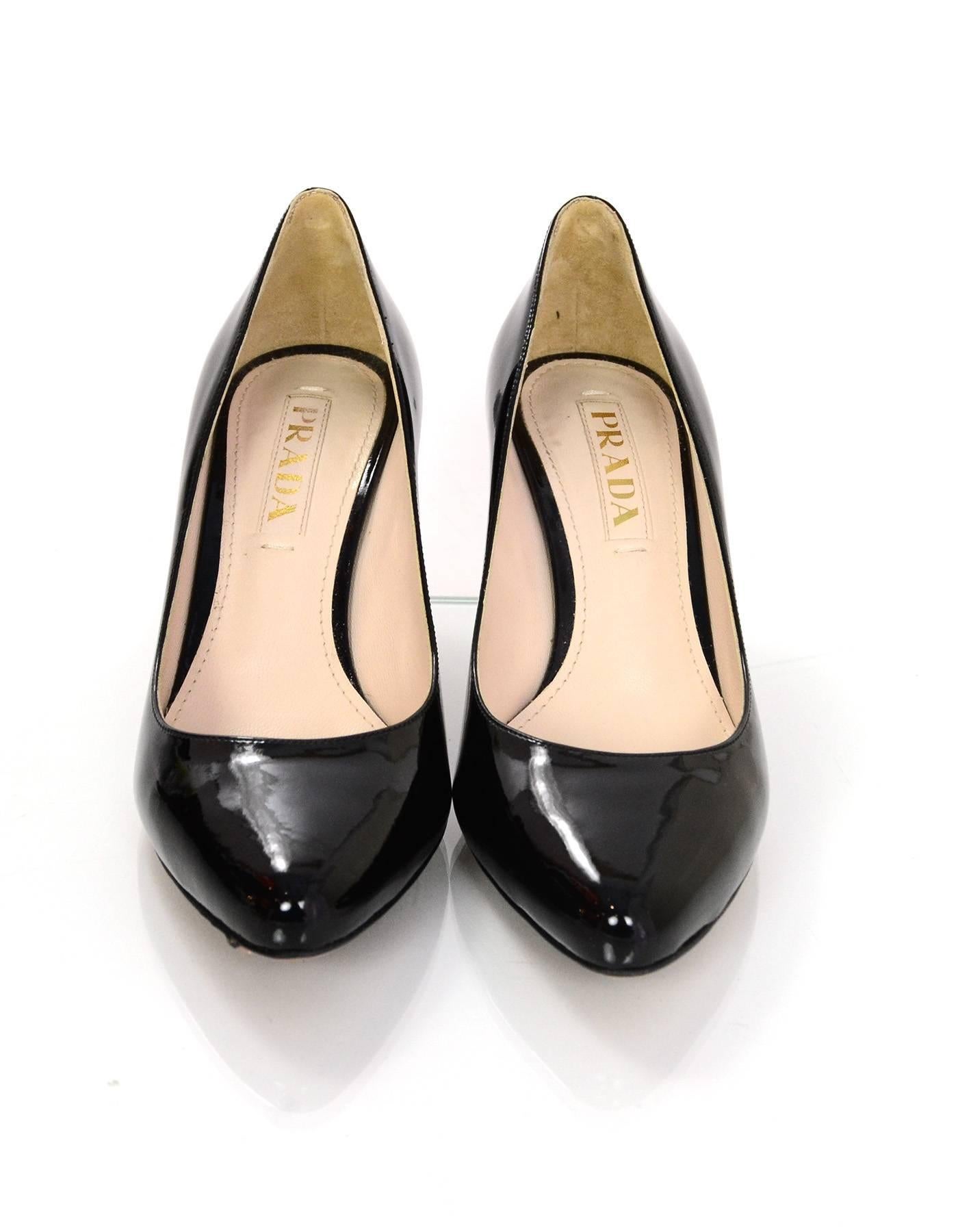 Prada Black Patent Leather Almond Toe Pumps Sz 35.5 In Excellent Condition In New York, NY