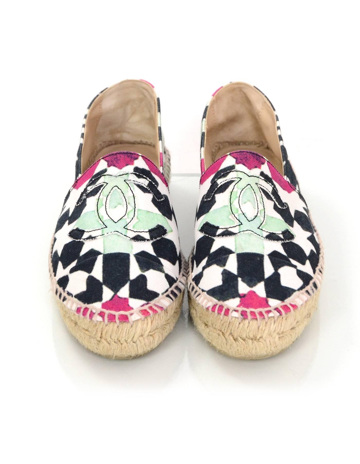 Chanel Multi-Colored Star Print Canvas Espadrilles sz 39 In Excellent Condition In New York, NY