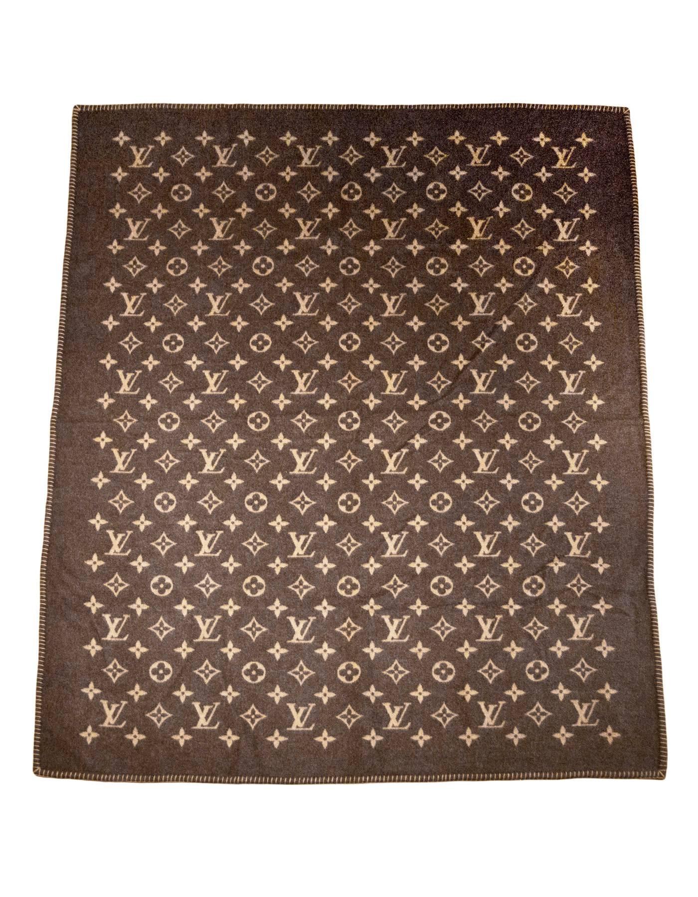 Louis Vuitton Monogram Decke aus Wolle

Hergestellt in: Vereinigtes Königreich
Farbe: Braun, hellbraun
Zusammensetzung: 75% Lambswool, 25% Angora
Allgemeiner Zustand: Ausgezeichneter gebrauchter Zustand
Einzelhandel: $1,420 + Steuer
Enthält: Louis