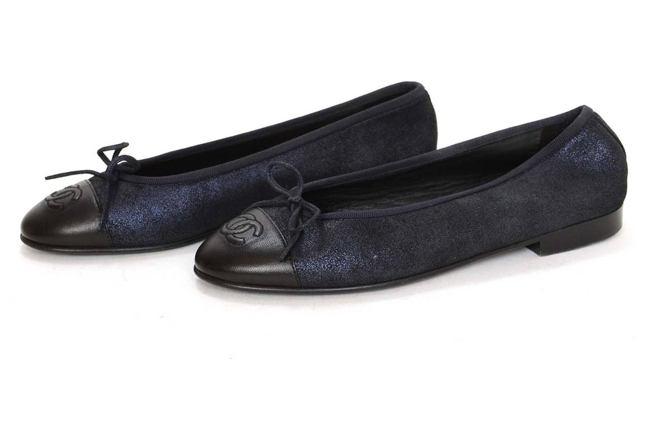 CHANEL Metallic Navy Ballet Flats w/Bow sz 37 In Excellent Condition In New York, NY