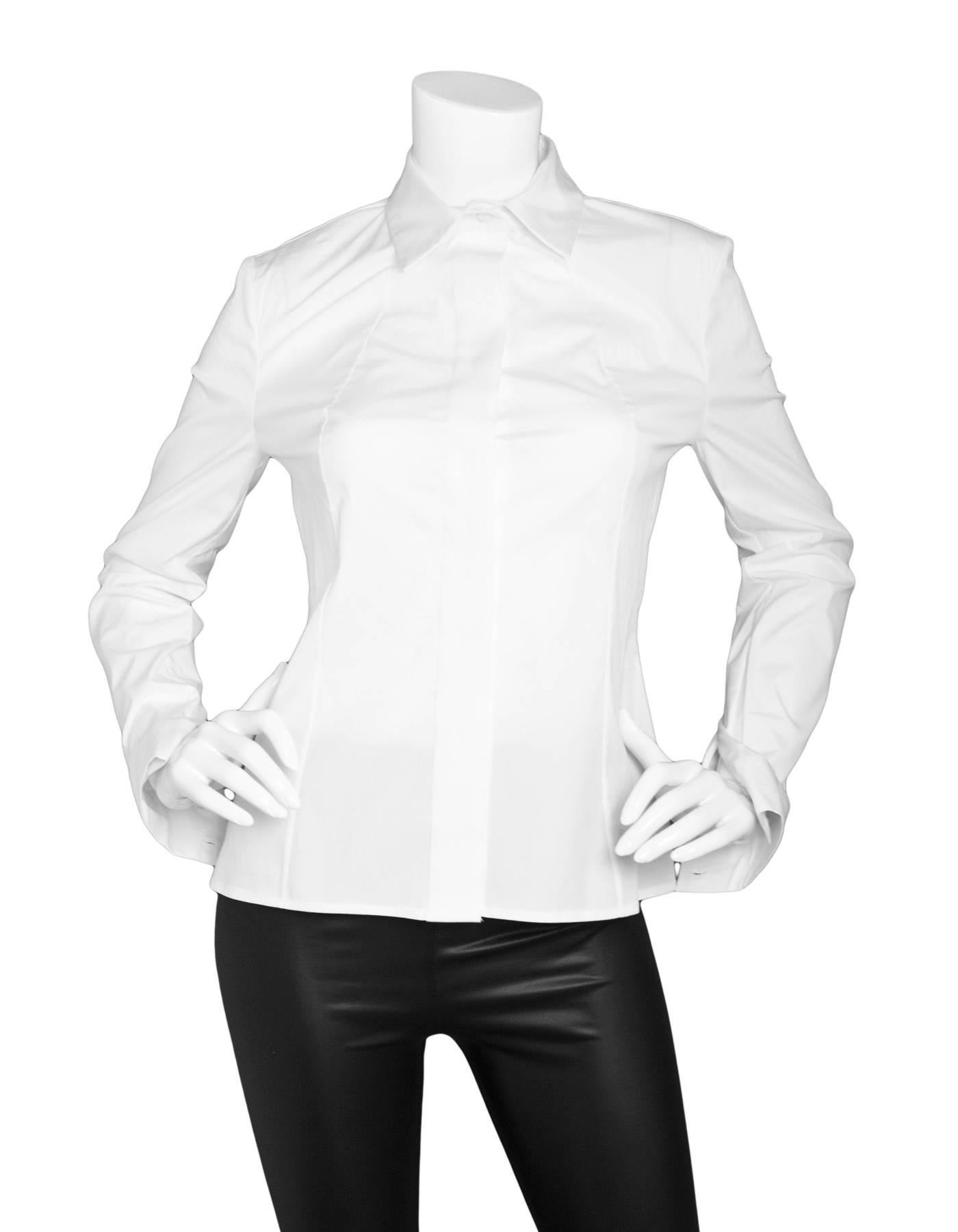 Carolina Herrera White Button Up Blouse Sz 4

Made In: USA
Color: White
Composition: Not listed, feels like cotton blend
Closure/Opening: Front button closure
Overall Condition: Excellent pre-owned condition

Marked Size: US 4
Bust: 32"
Waist:
