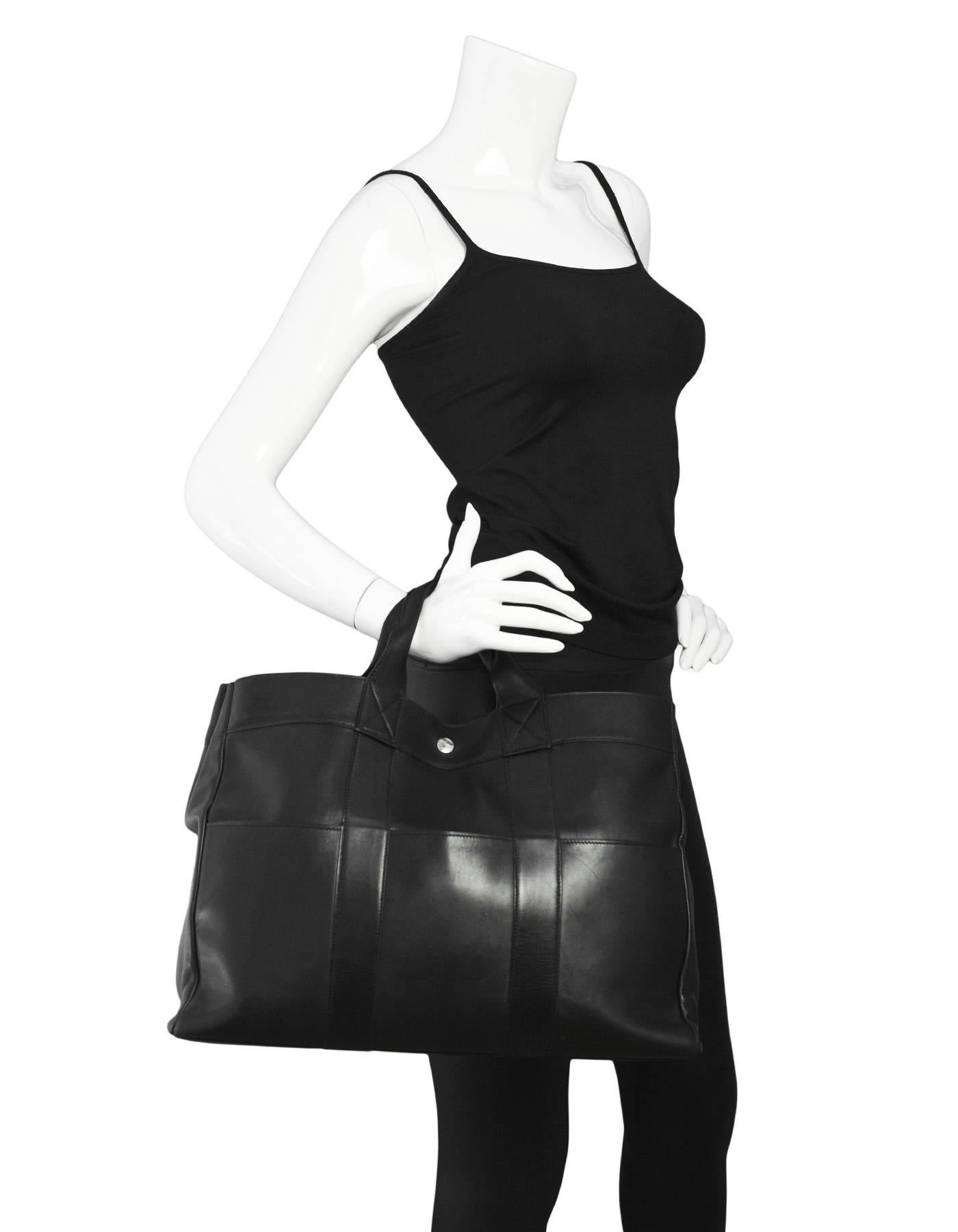 Hermes Black Swift Leather Fourre-Tout MM Tote Bag

Made In: France
Year of Production: 2001
Color: Black
Hardware: Palladium
Materials: Swift leather
Lining: Leather
Serial Number/Date Code: E in square
Closure/opening: Open top with center snap