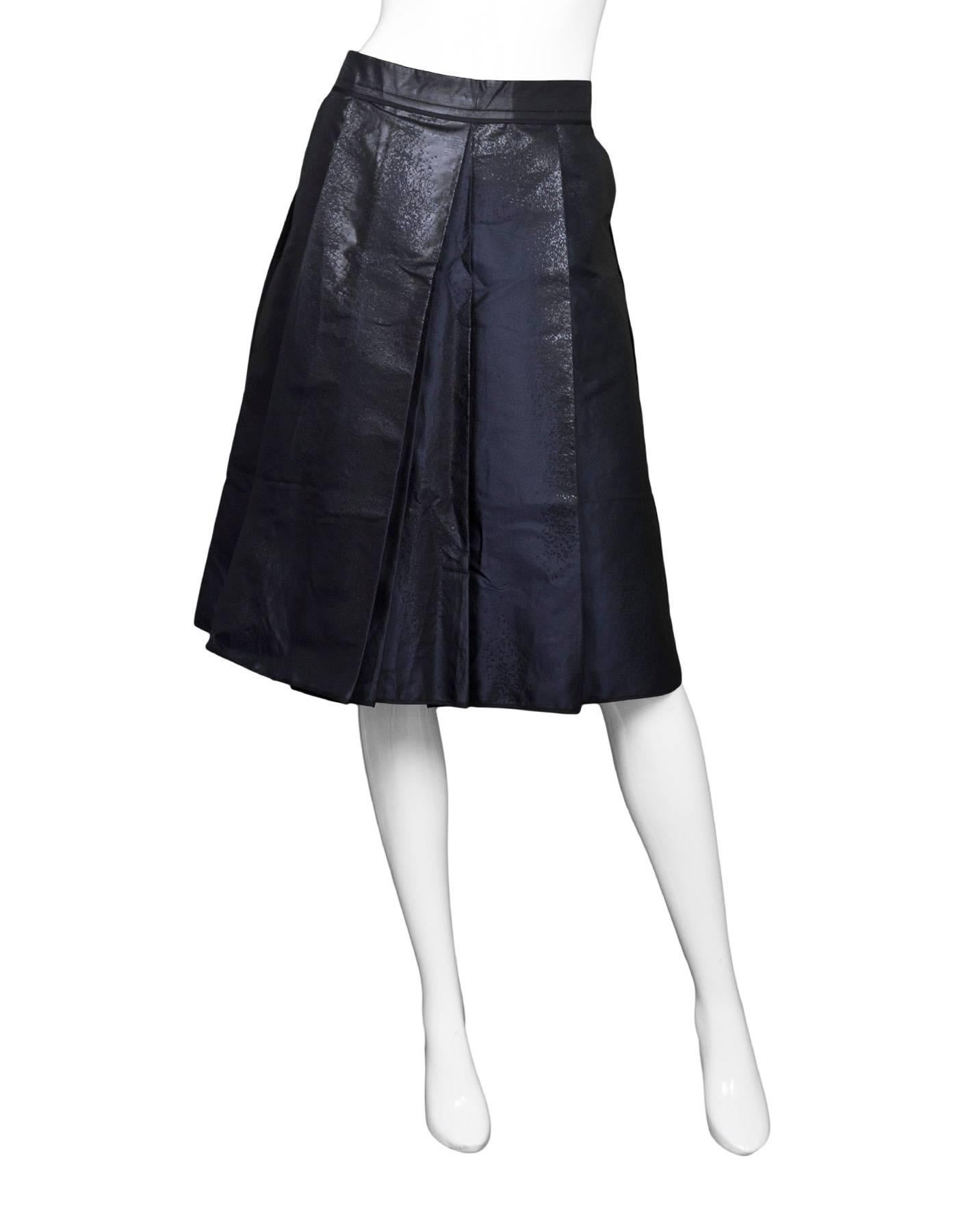 Vera Wang Navy Iridescent Pleated Skirt Sz 8

Made In: USA
Color: Navy/black
Composition: 78% Silk, 22% Polyester
Lining: Black silk
Closure/Opening: Hidden back zip closure
Retail Price: $ 1,035 + tax
Overall Condition: Excellent pre-owned
