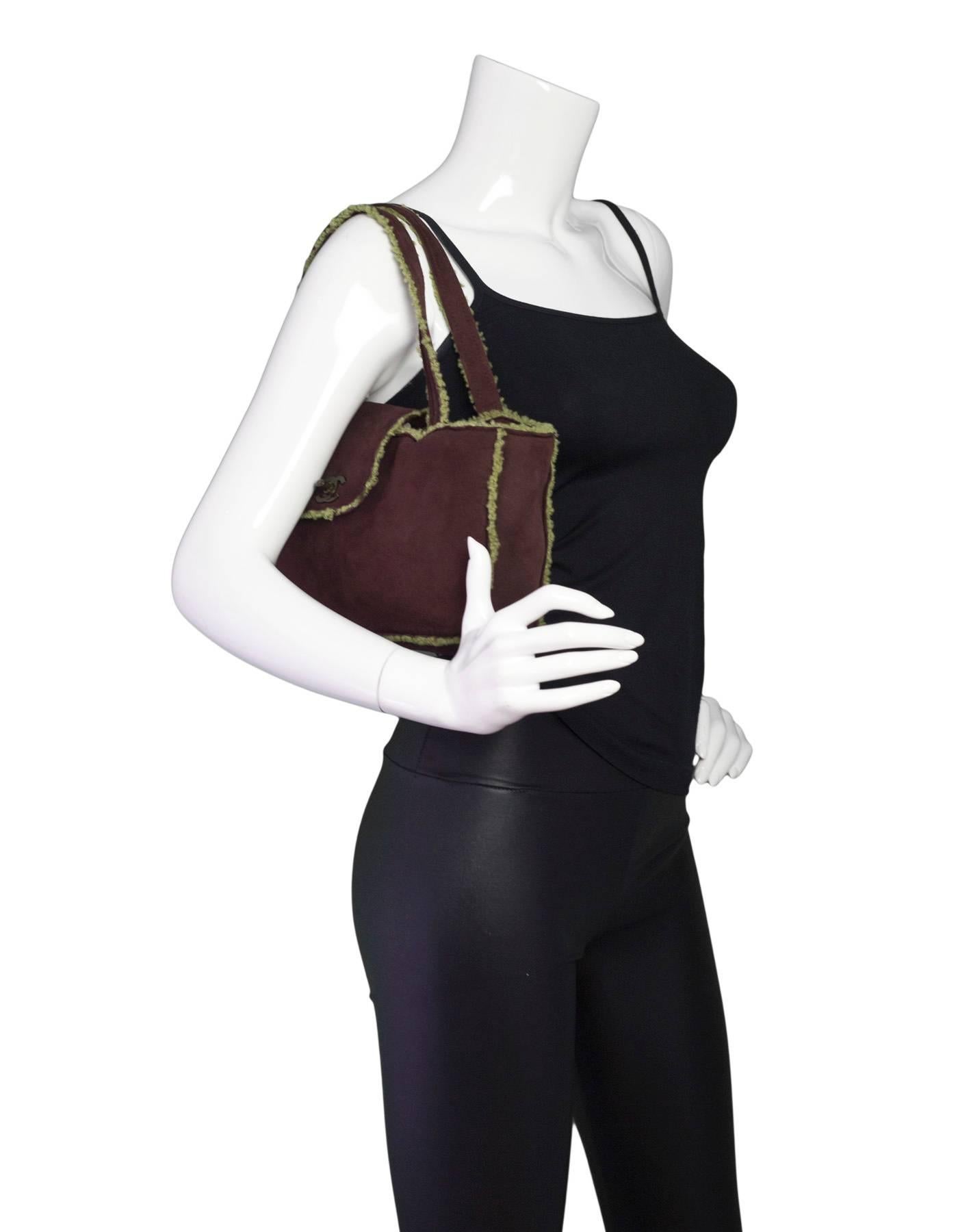 Chanel Brown & Green Shearling Tote

Made In: France
Year of Production: 1997-1999
Color: Brown, green
Hardware: Brown
Materials: Shearling
Lining: Shearling
Closure/Opening: Open top with center flap and CC twist lock
Exterior Pockets: