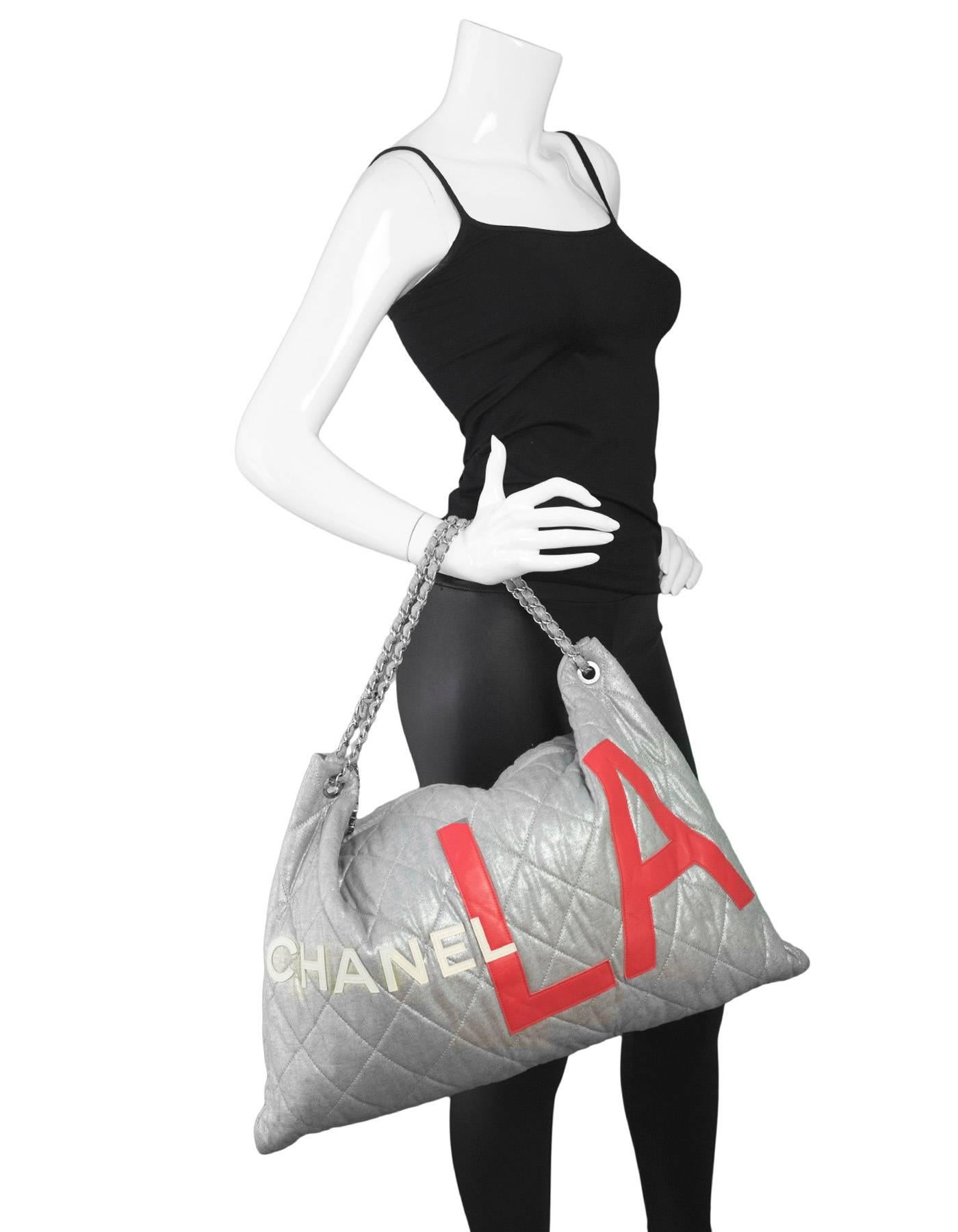 Chanel - Sac LA argenté et rouge

Fabriqué en : Italie
Couleur : argent, rouge
Matériel : Silvertone
Matériaux : Mélange de coton
Doublure : Textile rouge
Fermeture/ouverture : Fermeture éclair
Poches extérieures : Aucune
Poches intérieures : Une