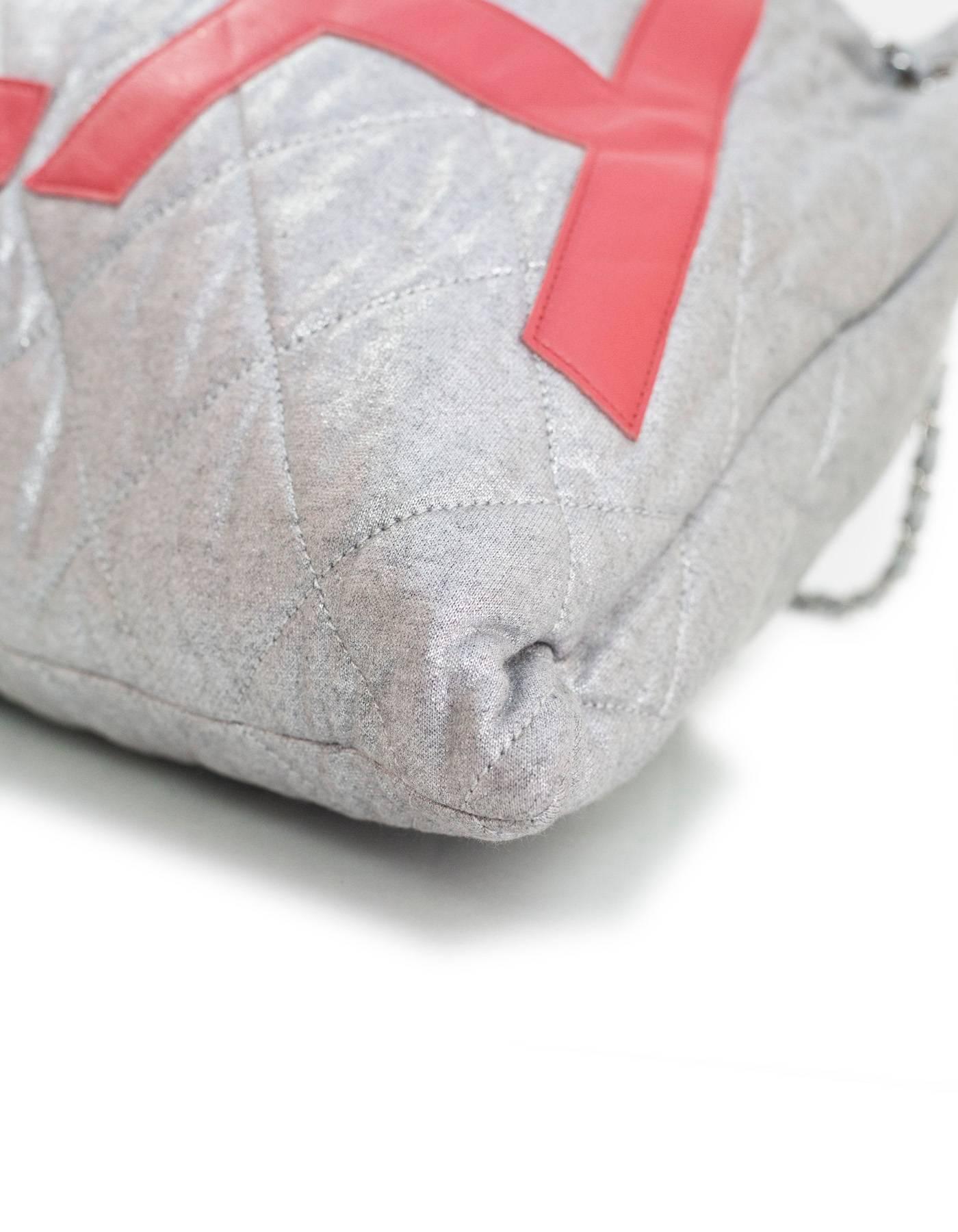 Gris Sac Chanel x LA en tissu argenté et rouge, édition limitée