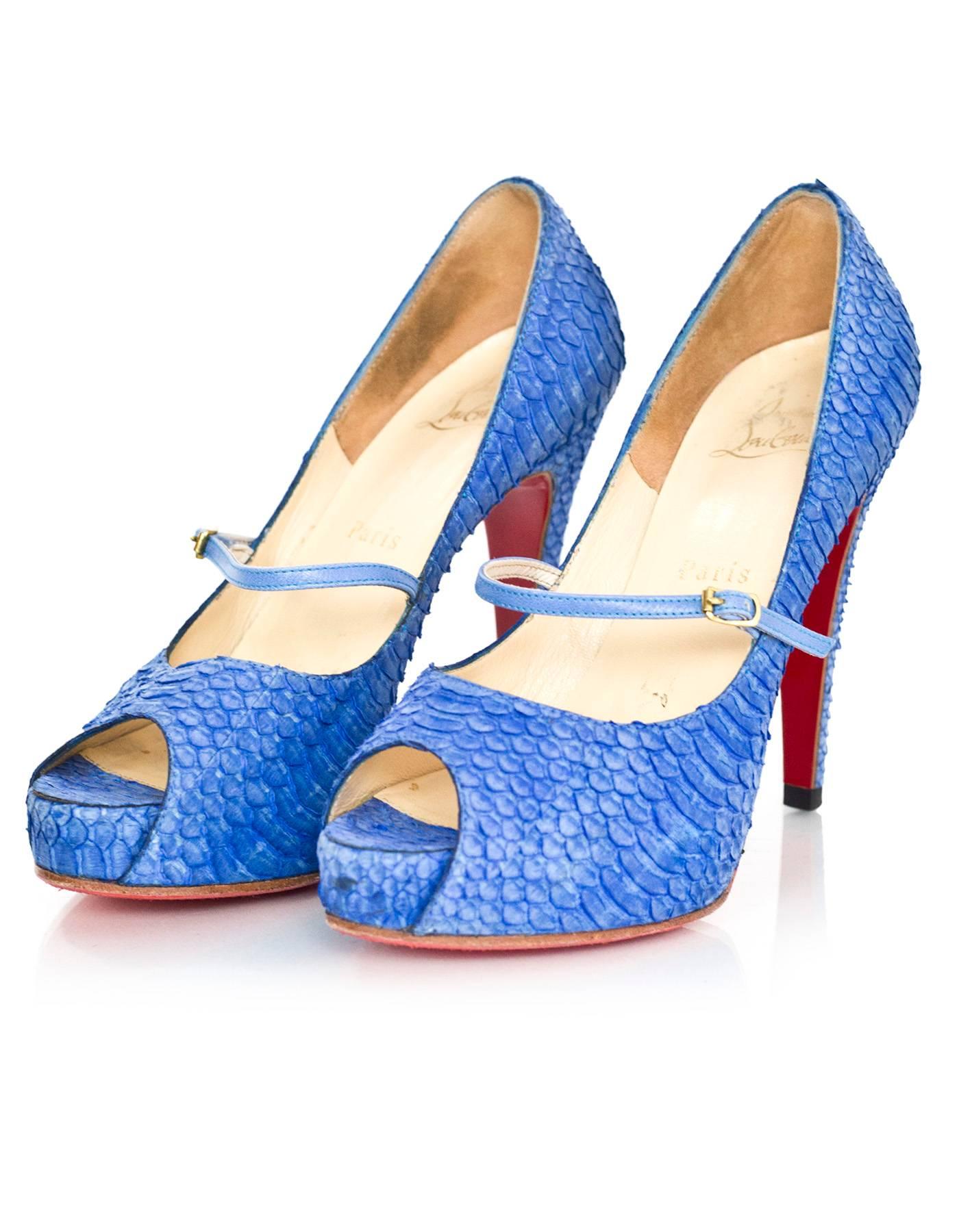 Christian Louboutin Blue Python Open-Toe Pumps Sz 36

Made In: Italy
Color: Blue
Materials: Python
Closure/Opening: Slide on with buckle over vamp
Sole Stamp: Christian Louboutin Made in Italy 36
Overall Condition: Excellent pre-owned condition with