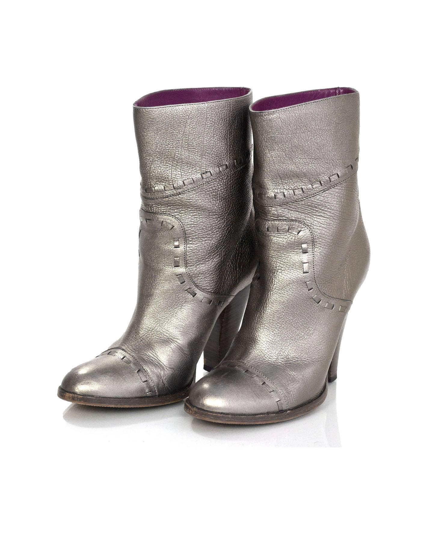 Marc Jacobs Bronze Metallic Ankle Boots Sz 35.5

Made In: Italy
Color: Bronze
Materials: Leather
Closure/Opening: Pull on
Sole Stamp: Marc Jacobs made in italy 35.5
Overall Condition: Excellent pre-owned condition with the exception of liht marks at