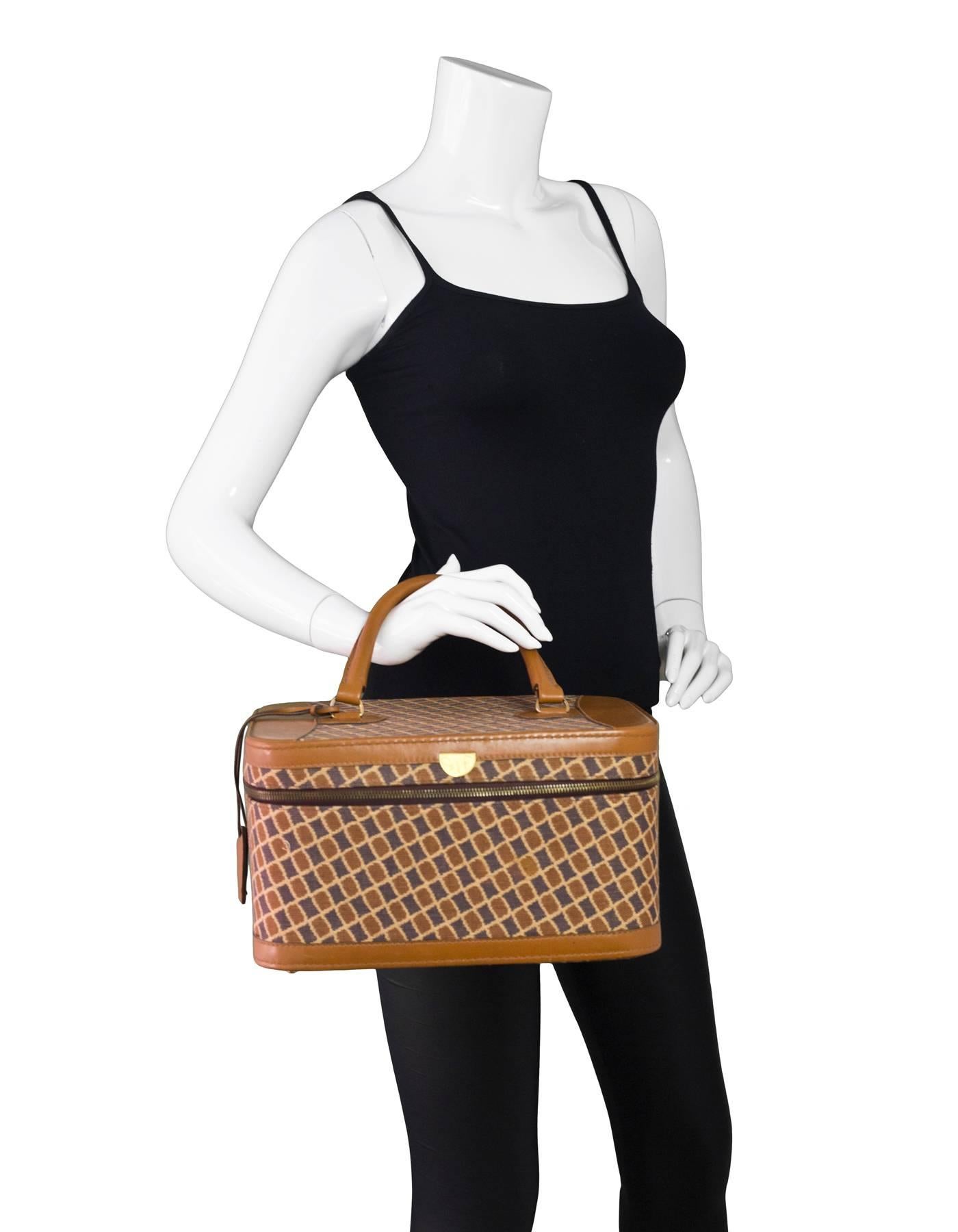Diane Von Furstenburg Vintage Tan Canvas Train Case

Color: Tan, brown
Hardware: Goldtone
Materials: Canvas, leather
Lining: Brown leather
Closure/Opening: Double zip around top
Exterior Pockets: None
Interior Pockets: four bottle holders
Overall