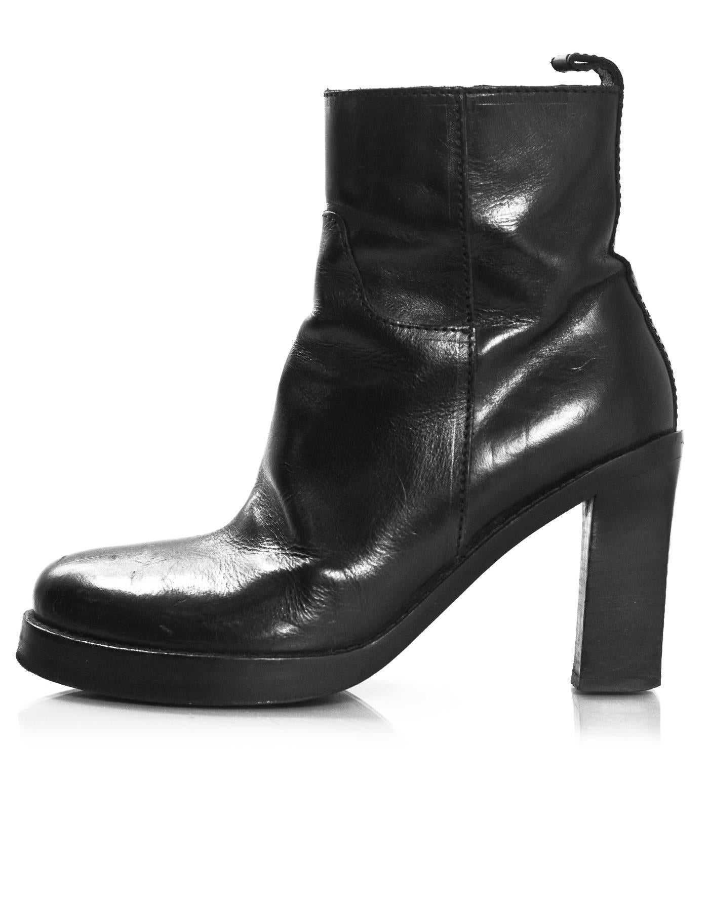 Ann Demeulemeester Black Leather Convertible Boots Sz 37

Features optional leather shaft

Made In: Italy
Materials: Leather
Closure/Opening: Side zip closure at boots, buckle closure at shaft
Sole Stamp: Vero Cuoio Made in Italy 37
Retail Price: