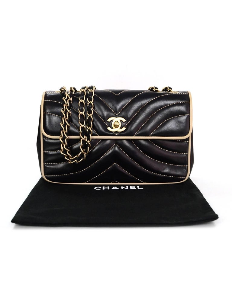 Chanel Black Chevron Contrast Quilted Lambskin Flap Bag For Sale at 1stDibs