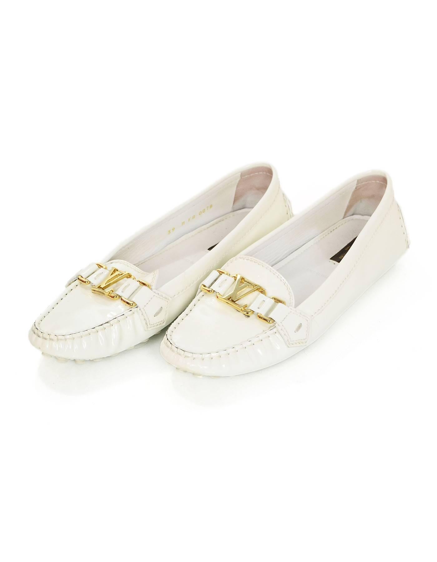 Louis Vuitton White Patent LV Driving Loafers Sz 39

Made In: Italy
Color: White
Closure/Opening: Slide on
Sole Stamp: Louis Vuitton Made in Italy
Overall Condition: Excellent pre-owned condition with the exception of light wear at insoles and