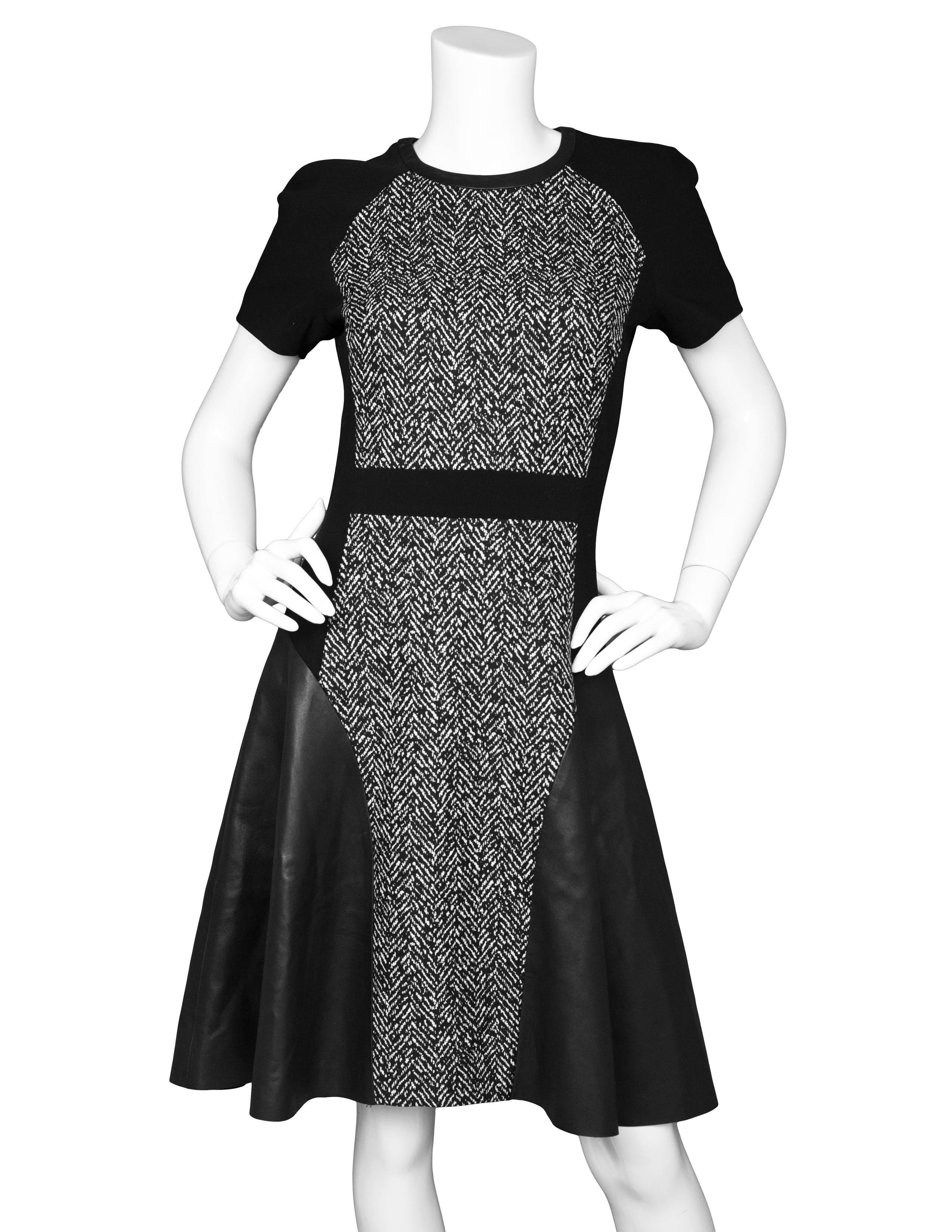 Michael Kors Black & White Wool Herringbone Print & Leather Dress Sz 4

Made In: Italy
Color: Black, white
Composition: 100% Wool
Lining: Black, nylon-blend
Closure/Opening: Back center zip up
Exterior Pockets: None
Interior Pockets: None
Overall