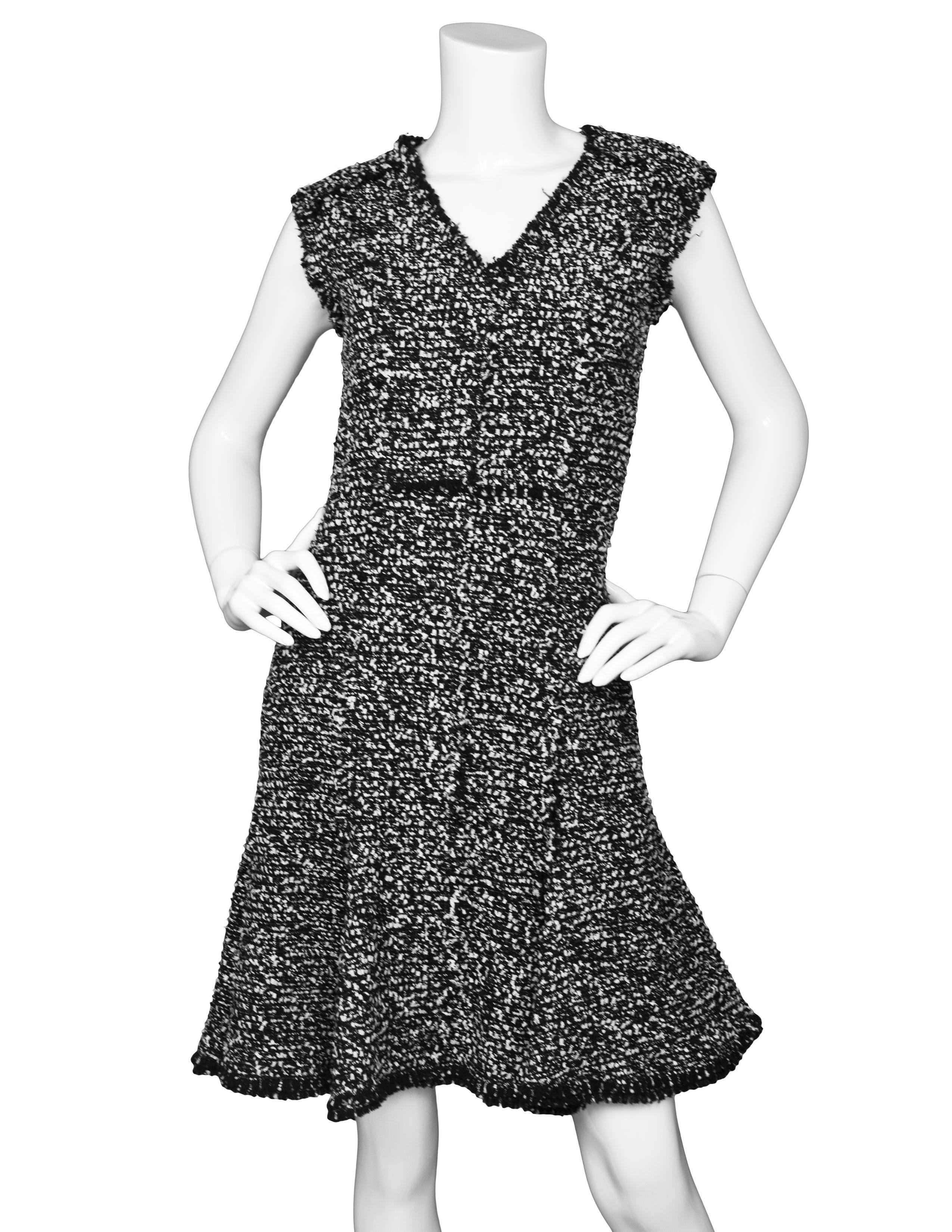 Michael Kors Black & White Tweed Sleeveless Dress Sz 2

Made In: Italy
Color: Black, white
Composition: 40% cotton, 31% wool, 20% polyamide, 8% rayon, 1% polyester
Lining: Black textile
Closure/Opening: Back center zip up
Overall Condition: Excellen