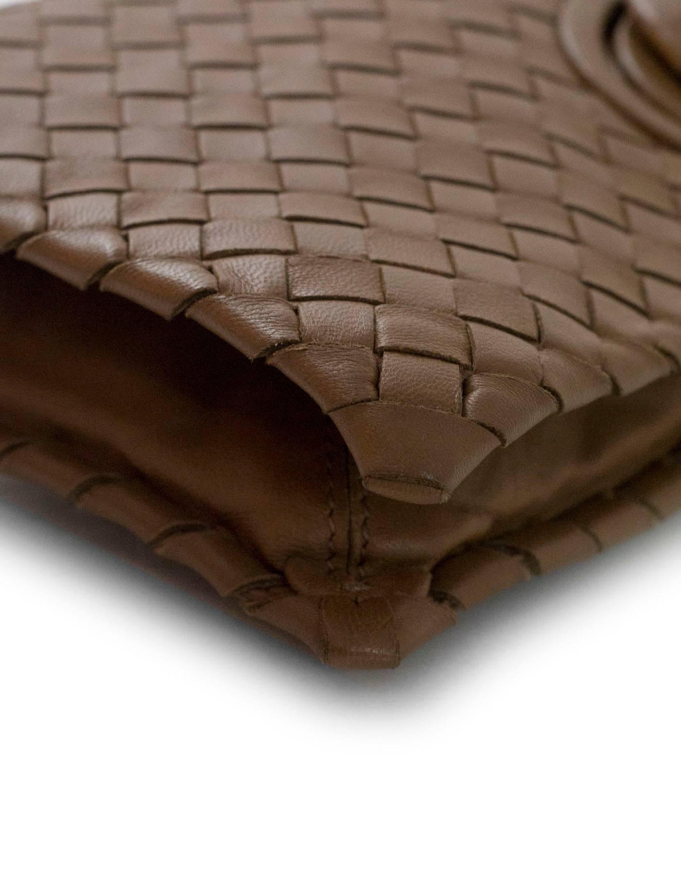Bottega Veneta Tan Intrecciato Leather Turnlock Clutch Bag In Excellent Condition In New York, NY