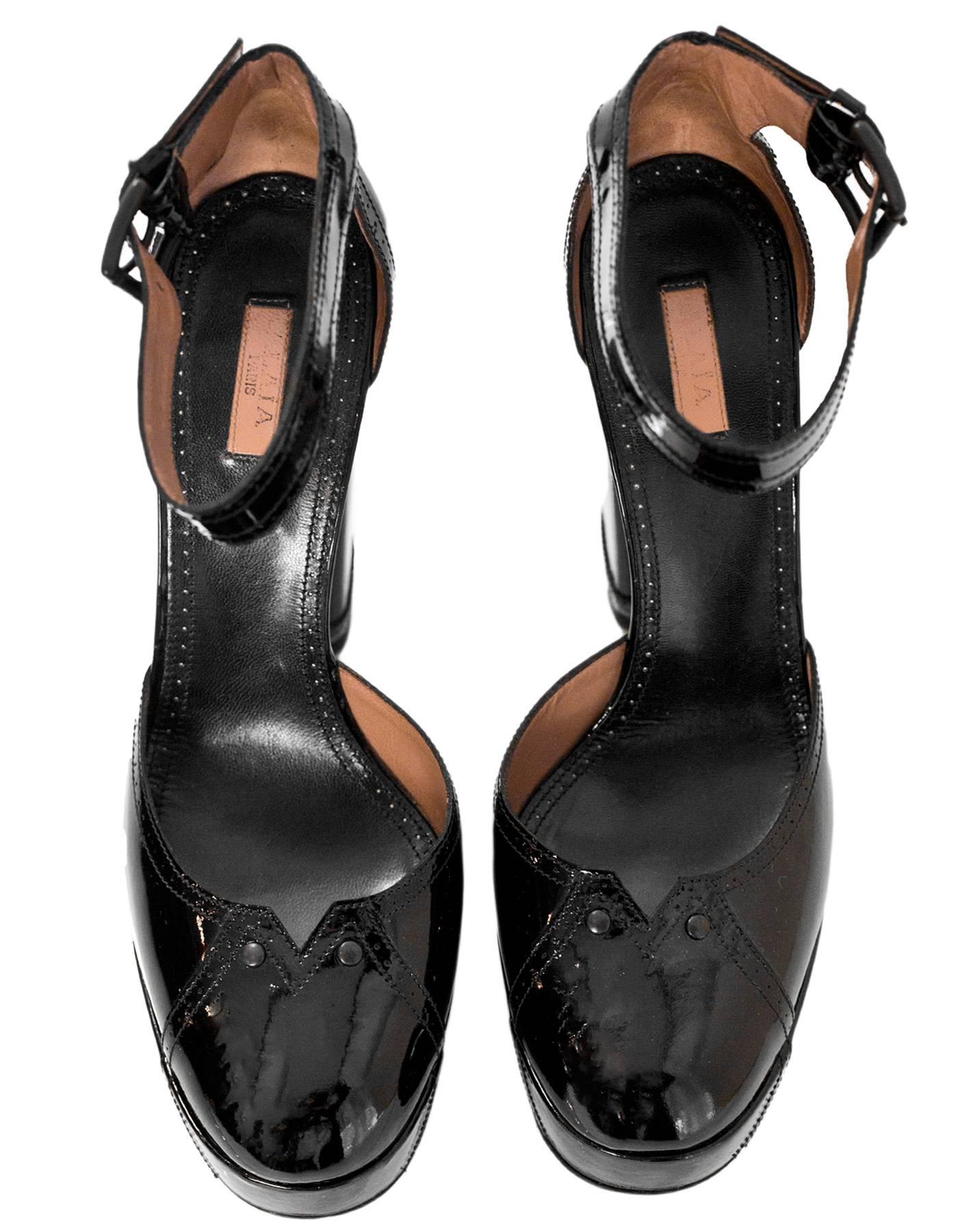 Alaia Black Patent Pumps With Grommet Detail Sz 37.5 In Excellent Condition In New York, NY
