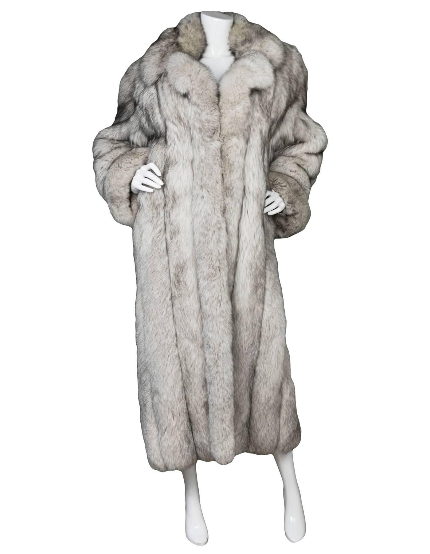 CD de Christian Dior Fourrures Silver Fox Fur Coat Sz L

Color: Black, white
Composition: Silver fox fur
Lining: Grey textile
Closure/Opening: Hook & eye at front
Exterior Pockets: Two hip pockets
Interior Pockets: One zip pocket
Overall