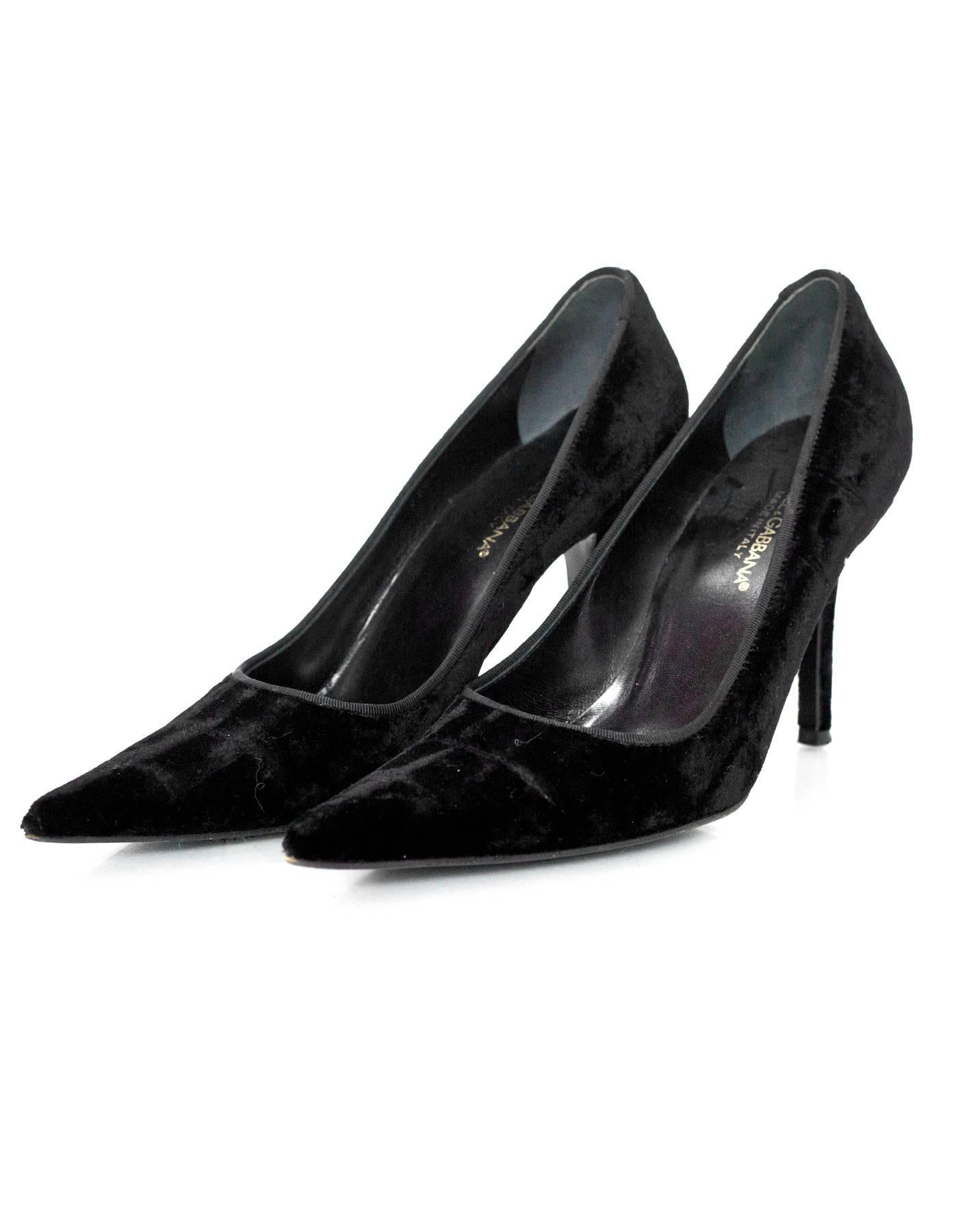 Dolce & Gabbana Black Velvet Pumps Sz 38

Made In: Italy
Color: Black
Materials: Velvet
Closure/Opening: Slide on
Sole Stamp: Dolce & Gabbana Vero Cuoio Made in Italy 38
Overall Condition: Excellent pre-owned vintage condition with the exception of