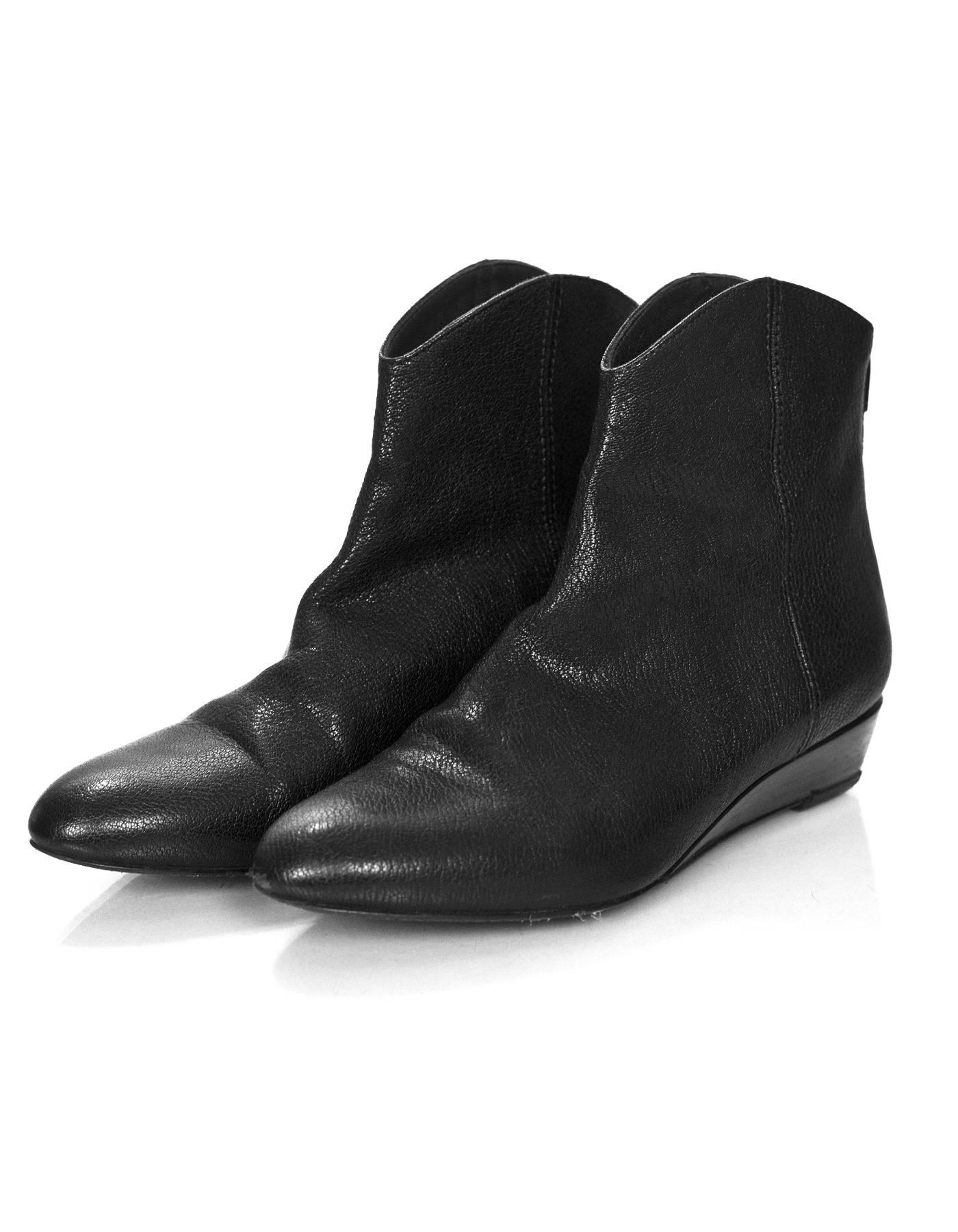 Stuart Weitzman Black Leather Ankle Boots Sz 6

Made In: Spain
Color: Black
Materials: Leather
Closure/Opening: Back zip closure
Sole Stamp: Stuart Weitzman Made in Spain
Overall Condition: Excellent pre-owned condition with the exception of light