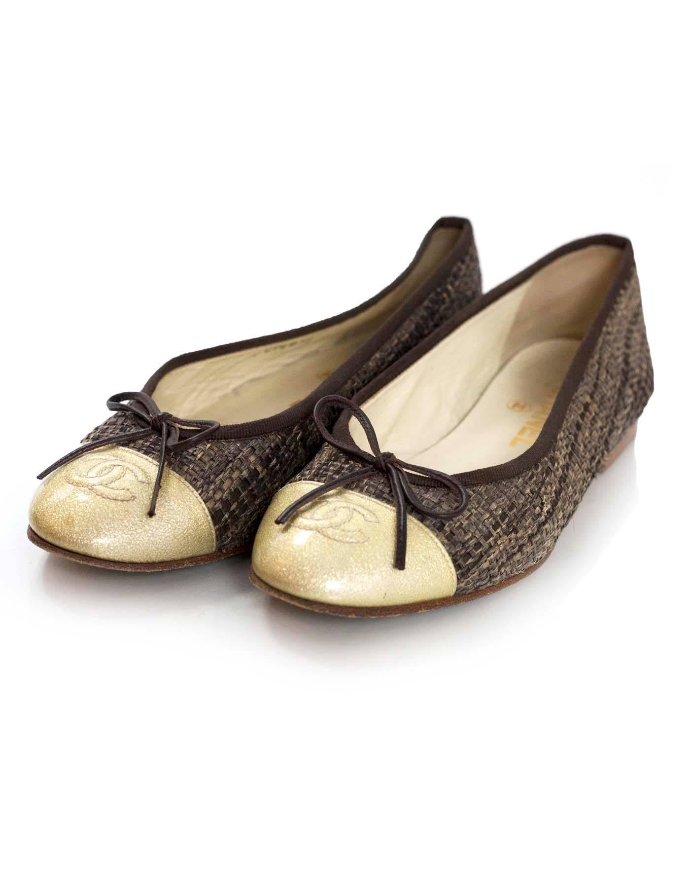 Chanel Brown Woven CC Cap-Toe Flats Sz 36

Made In: Italy
Color: Brown, gold
Materials: Raffia, patent leather, leather
Closure/Opening: Slide on
Sole Stamp: CC made in italy 36
Overall Condition: Very good pre-owned condition with the exception of